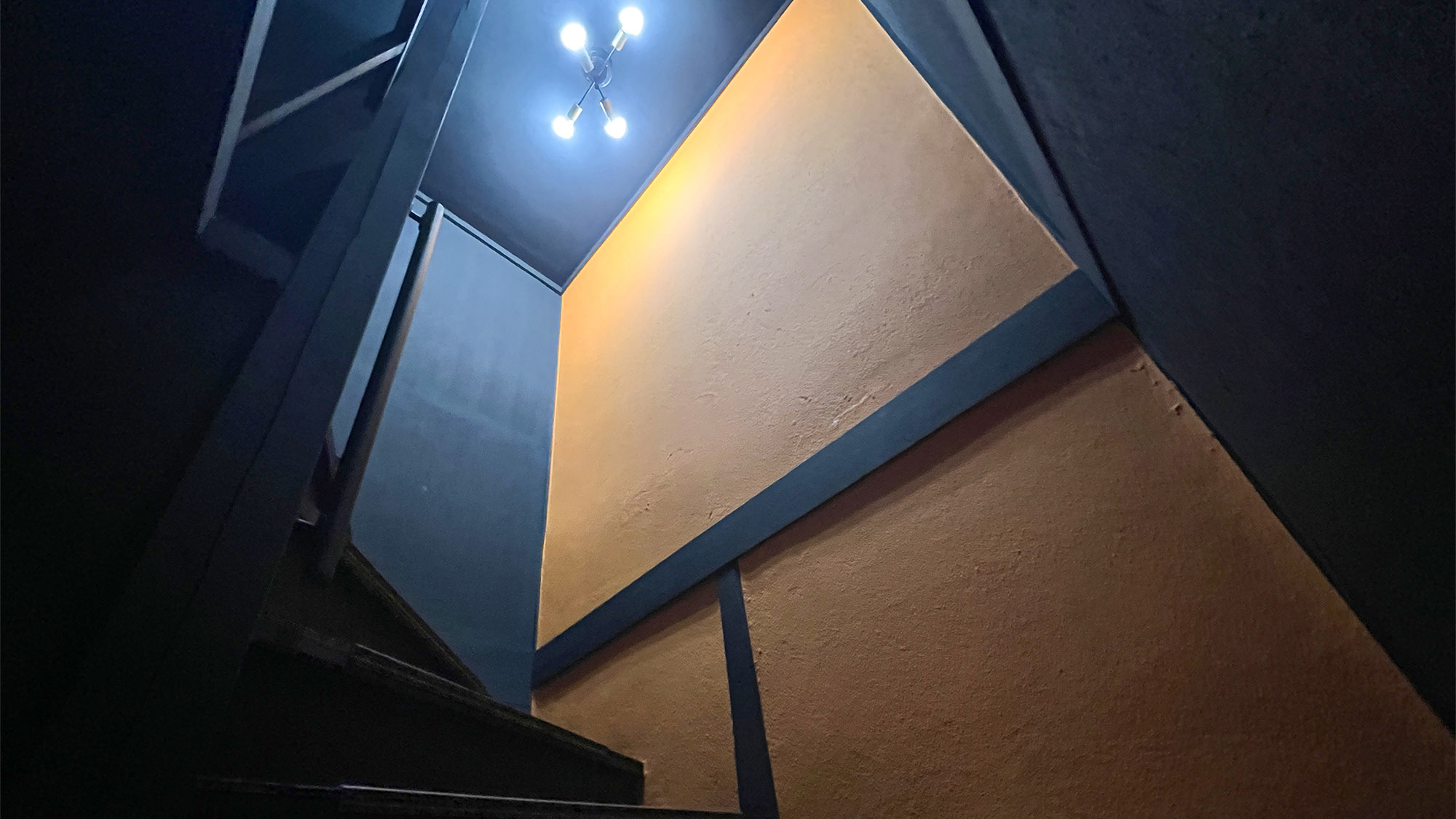 ・【階段】明るい照明を設置しております。夜間も安心して移動できます