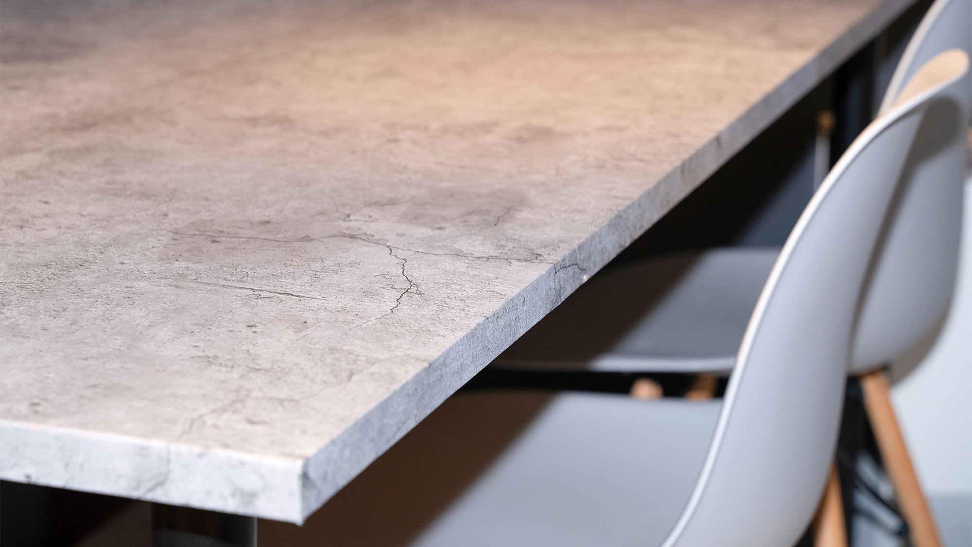 ・【テーブル】コンクリート調でモダンな雰囲気を演出。お食事の際にご活用ください