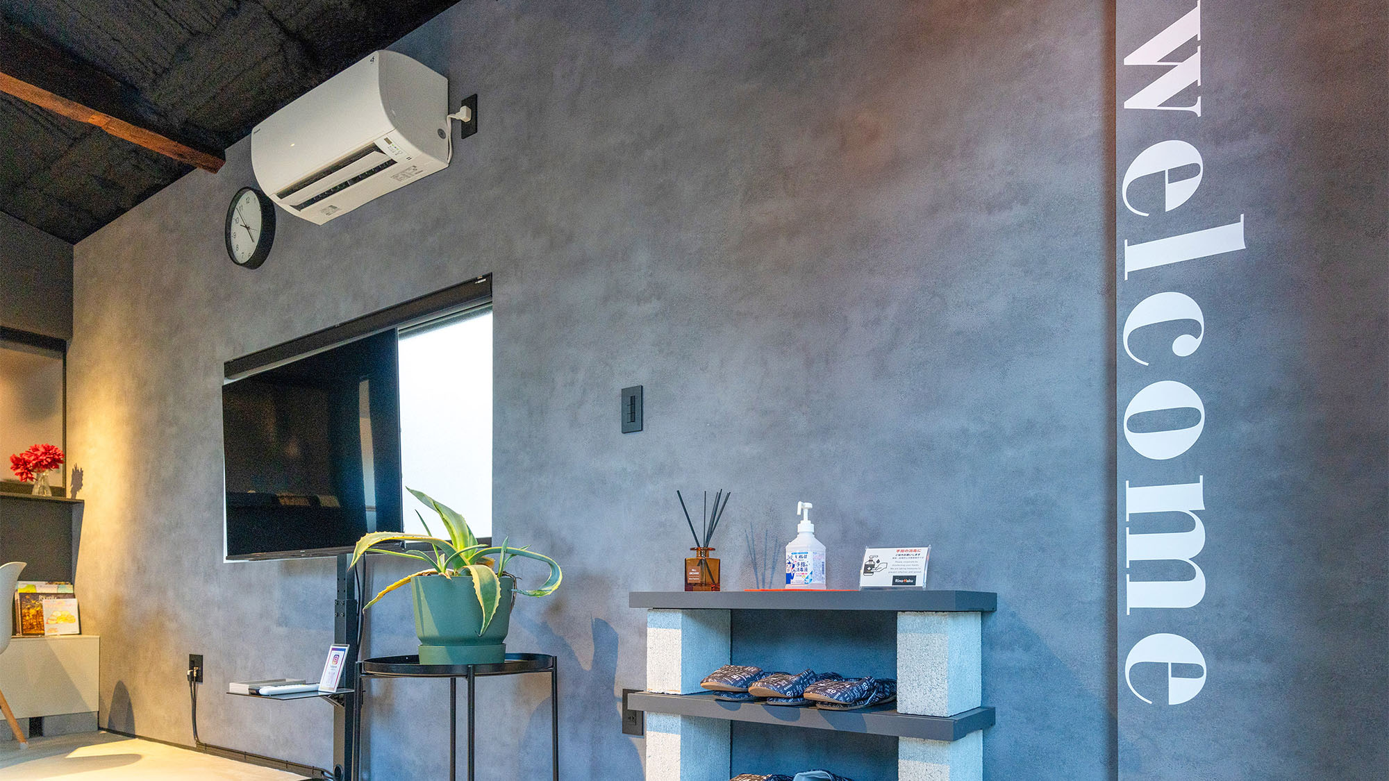 ・【エントランス】清潔なスリッパをご用意しております。ご自由にお使いください