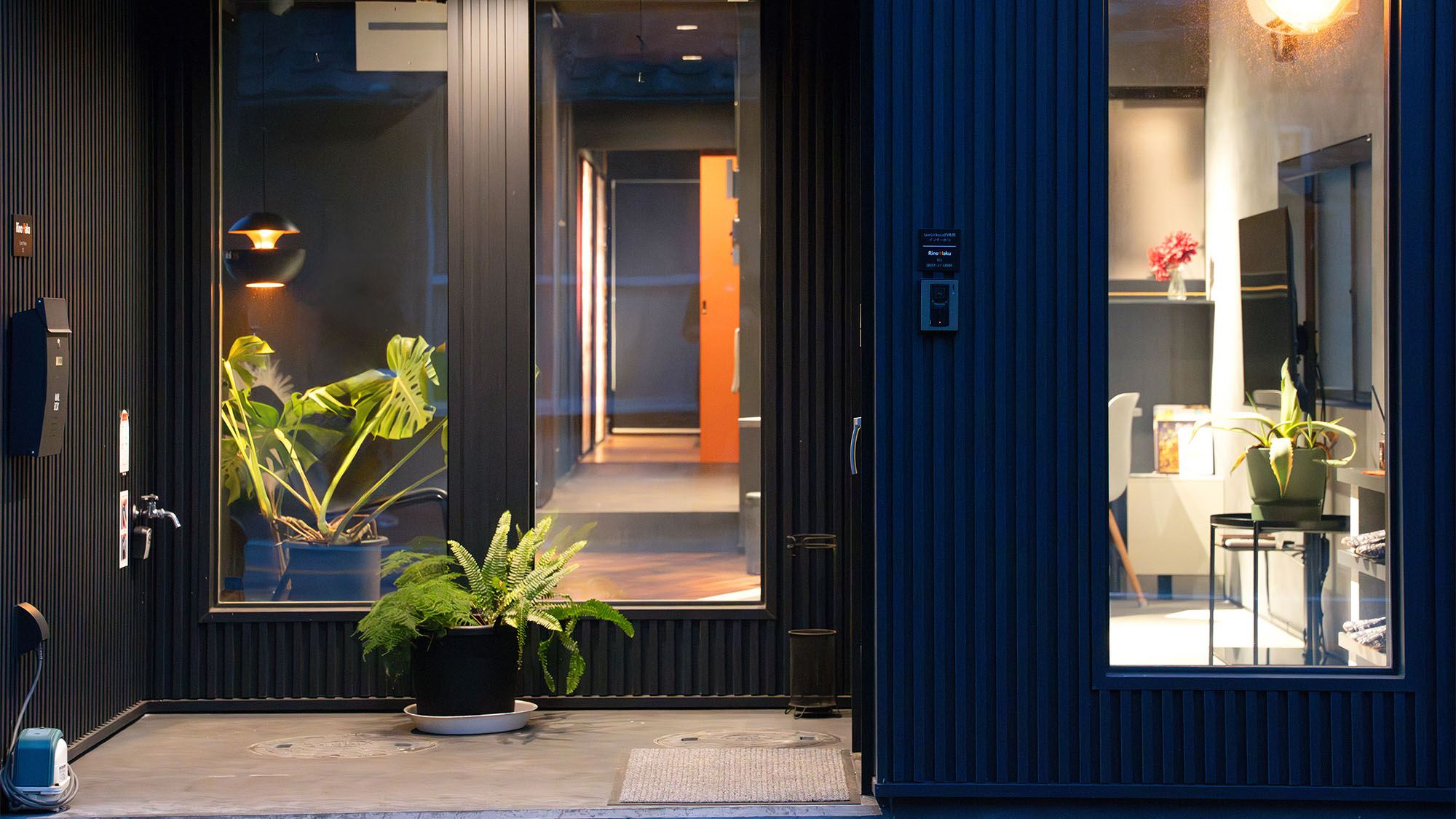 ・【エントランス】夜になると温かい照明がお部屋を照らします。ロマンチックな空間を演出します