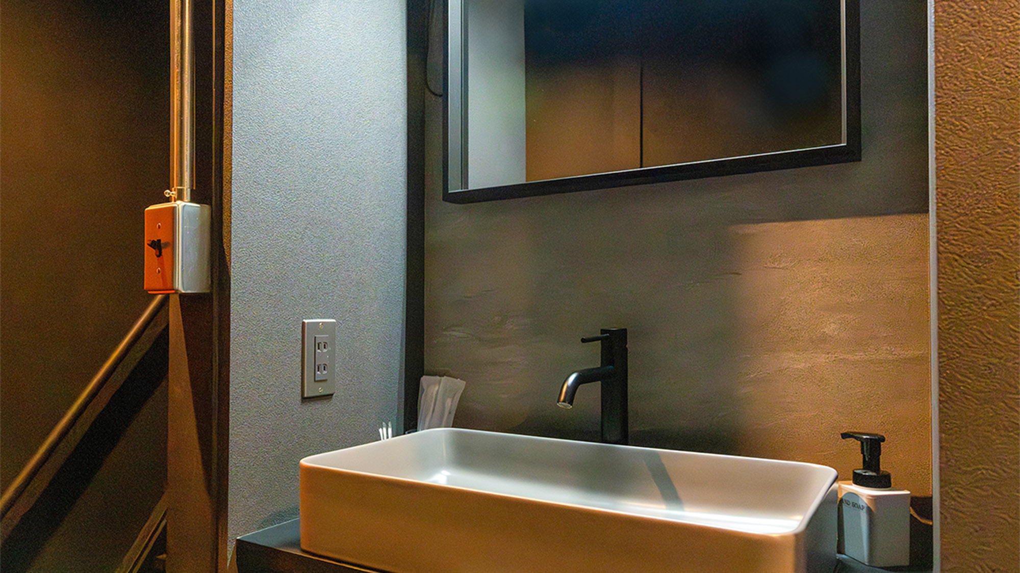 ・【洗面所】照明付きの鏡は朝の身支度に最適です。明るい気分で一日を始められます