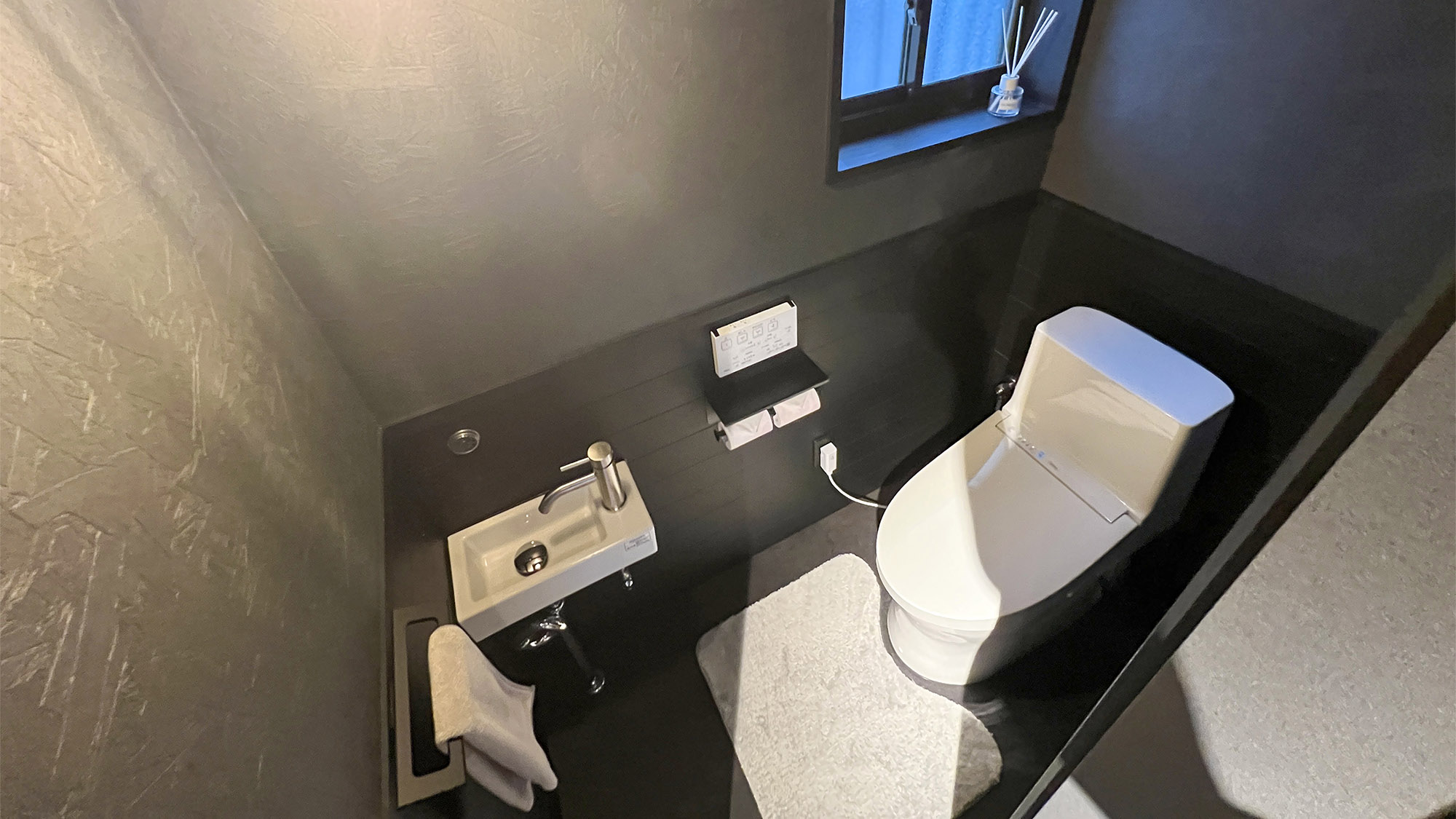 ・【トイレ】温水洗浄便座付き。黒を基調とした空間でいつでも快適にご利用いただけます