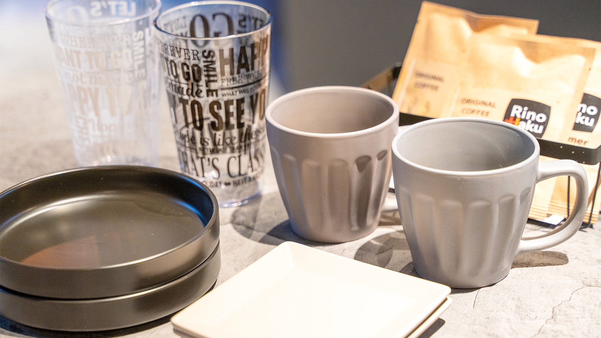 ・【食器】コップや皿など幅広くご用意。お部屋での調理の際にお使いください