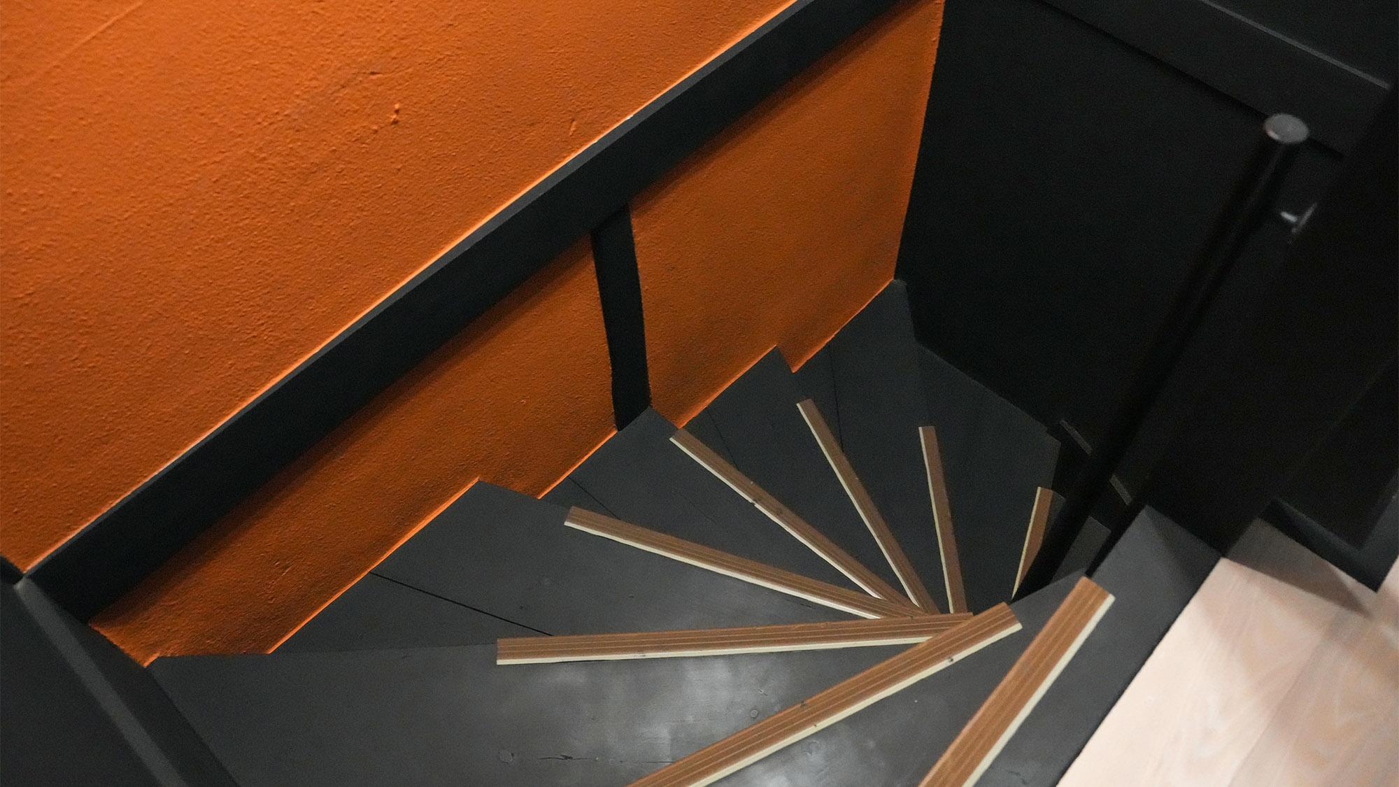 ・【階段】黒を基調とした落ち着いた空間です。2階への移動もスムーズにできます