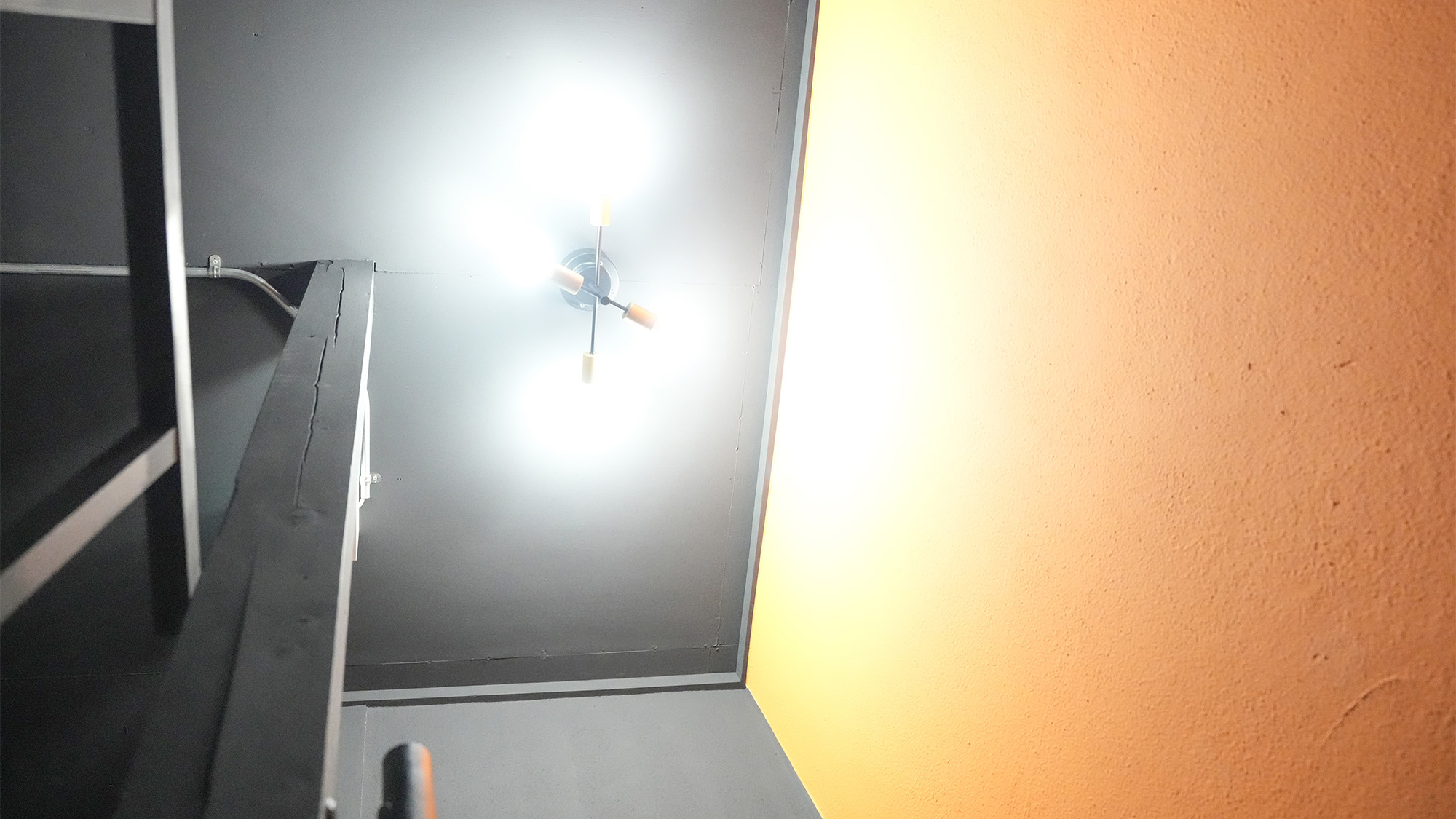 ・【天井】明るい照明を設置しております。どんな時間帯でも安全にお過ごしいただけます