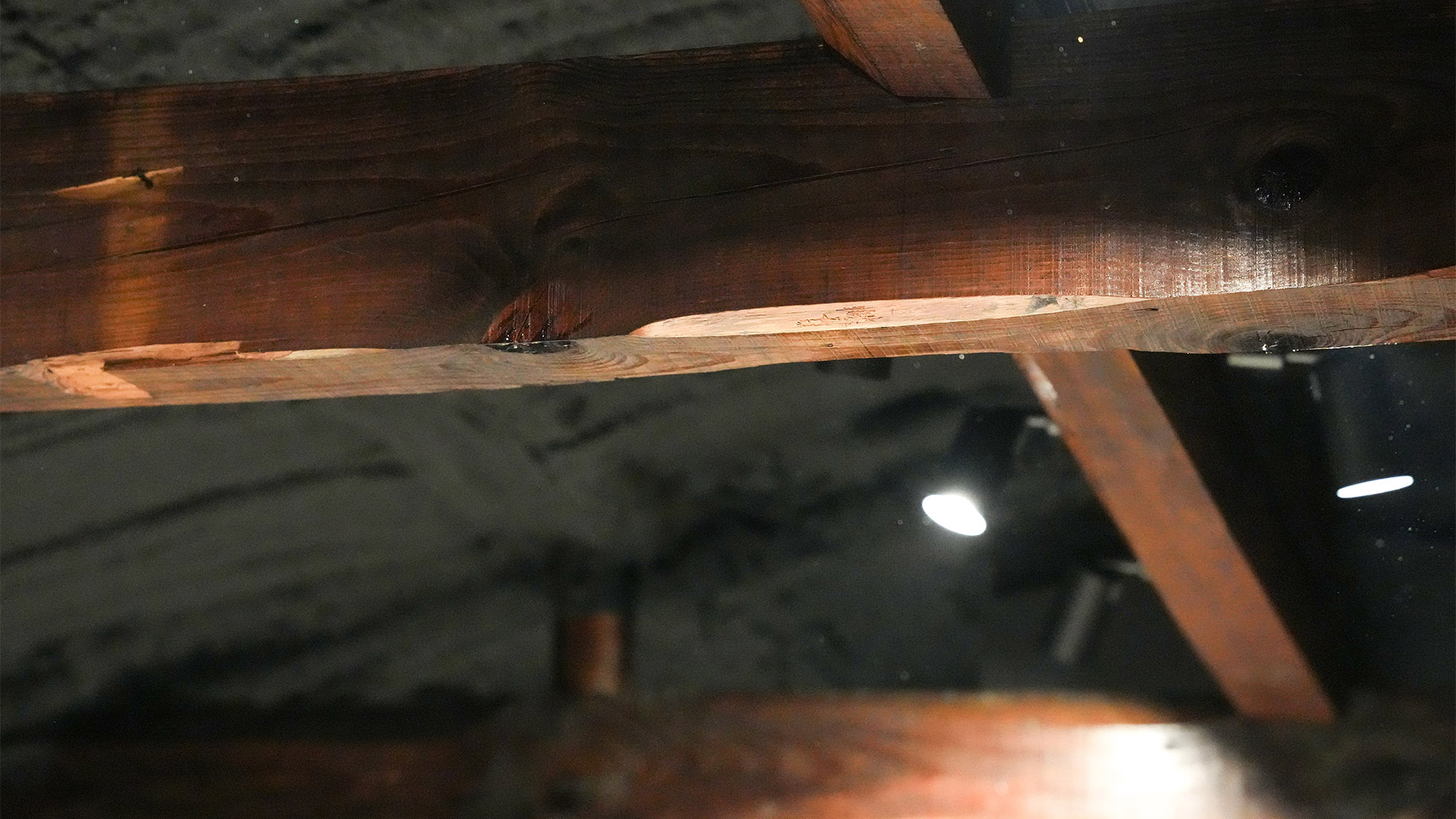 ・【天井】梁が見えるデザインです。木の温もりと開放感を感じることができます