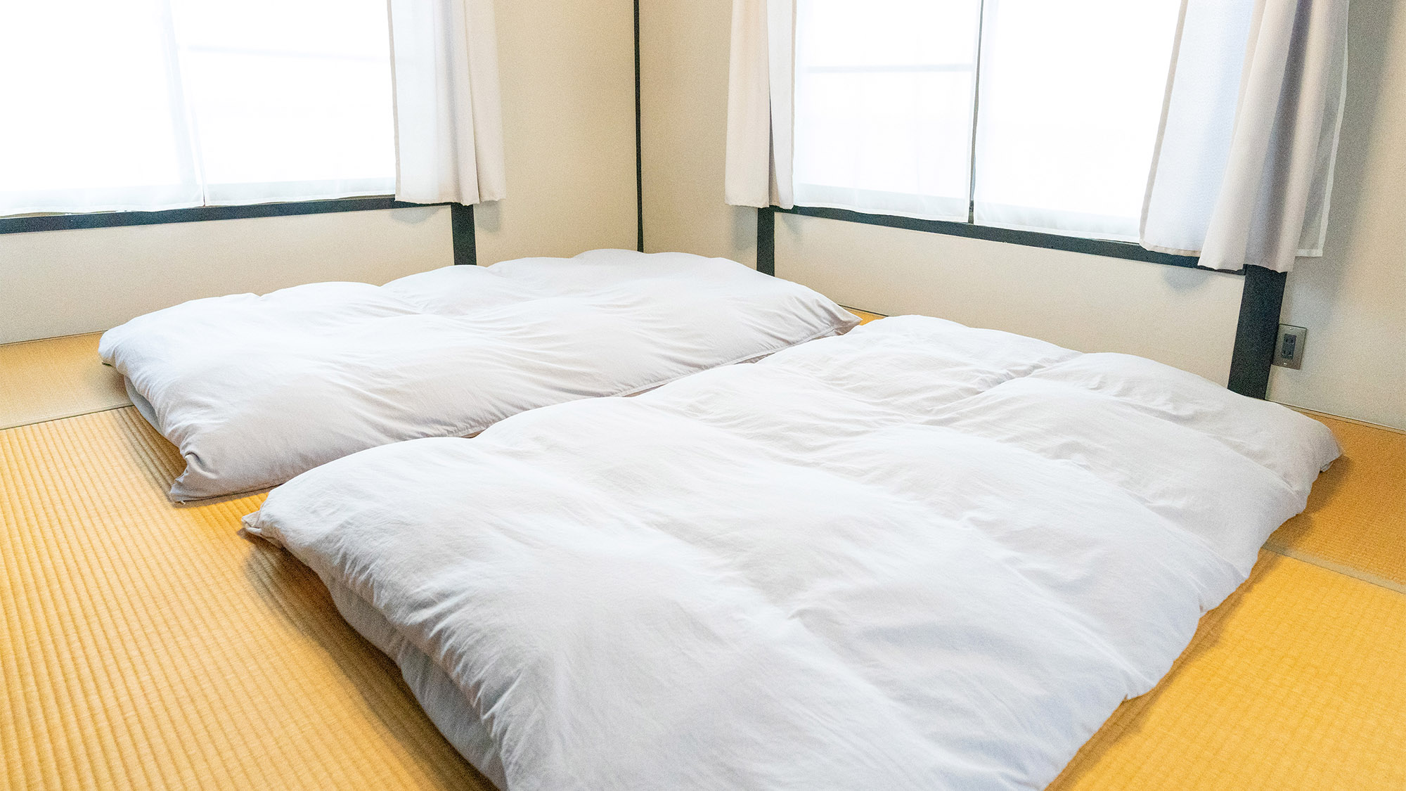 ・【お部屋】布団を3組ご用意しております。2面の窓から光が差し込む明るい空間です