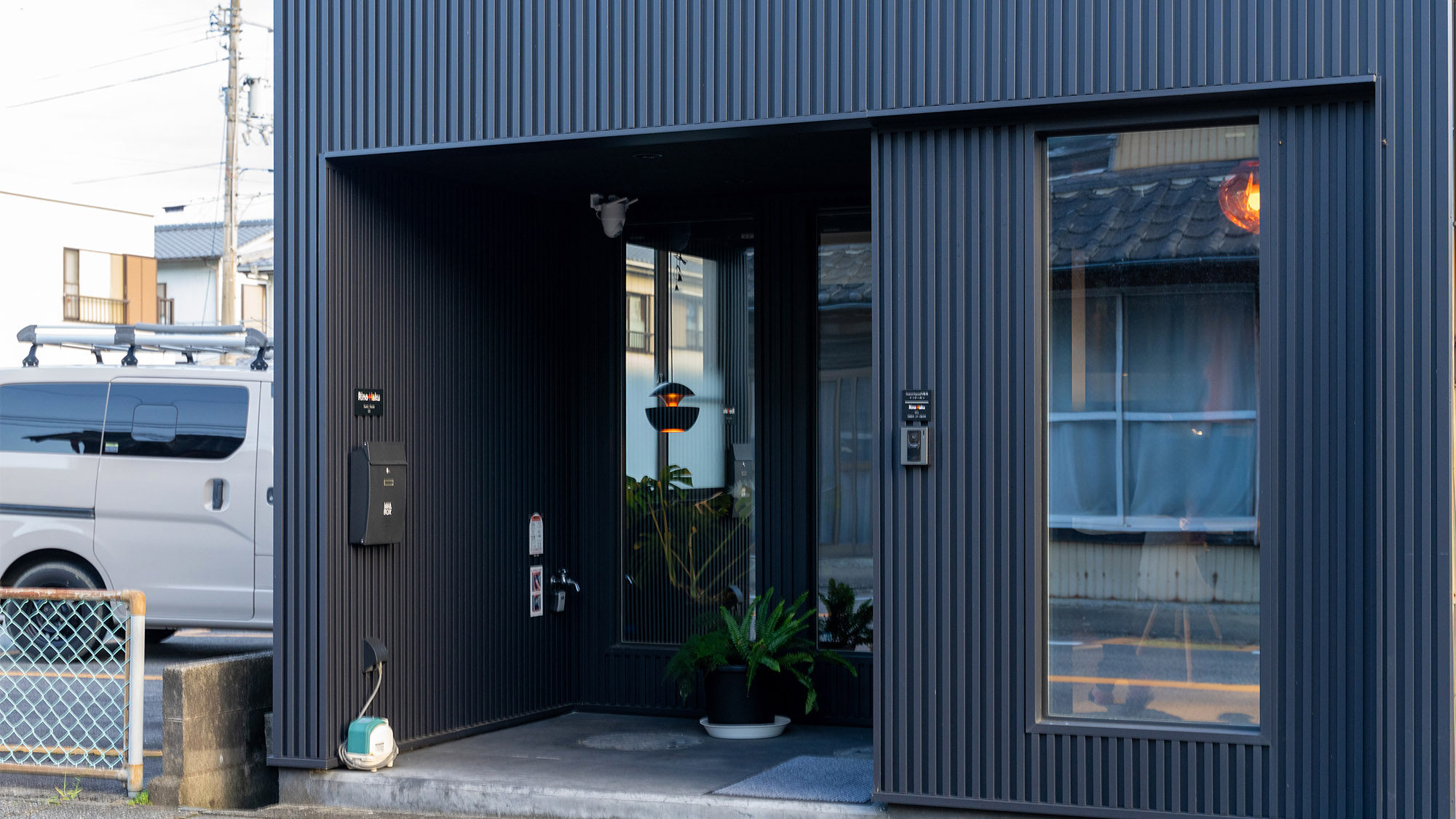 ・【外観】街中に近い一棟貸しです。阿波橘駅まで徒歩6分とアクセス良好です