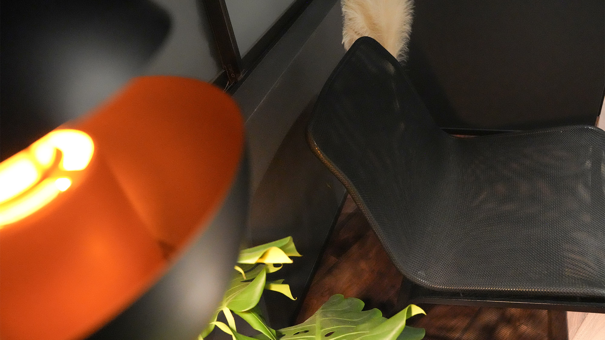 ・【照明／椅子】優しい光に包まれながらおくつろぎいただけます。読書に最適な空間です