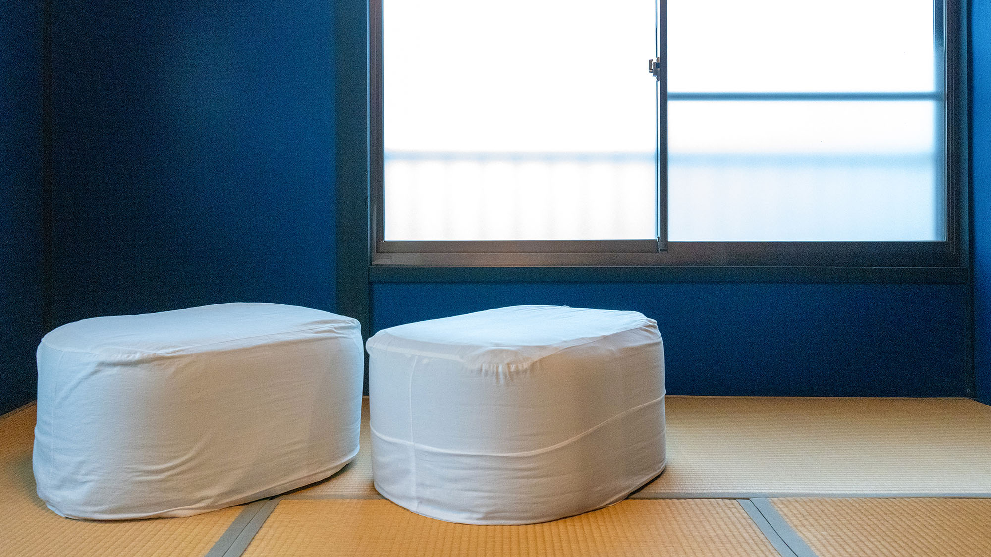 ・【お部屋】座り心地の良いクッションをご用意しております。お好きな場所でおくつろぎください