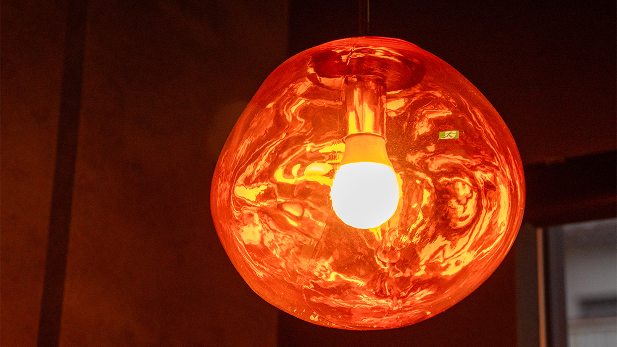 ・【照明】マグマのような個性的なデザインがお部屋を明るく彩ります。ごゆっくりおくつろぎください