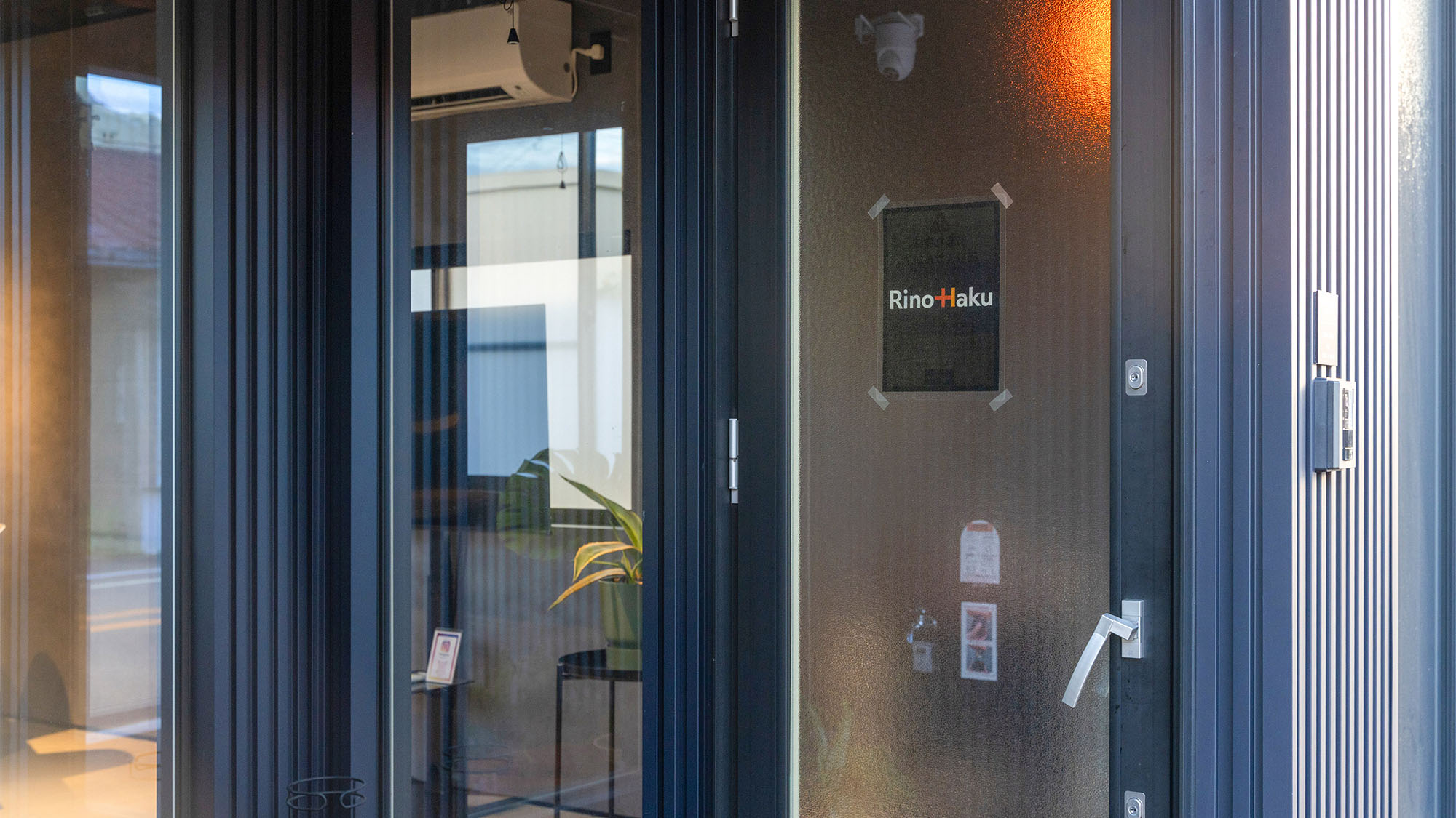 ・【エントランス】洗練されたガラスのデザイン。自然光が差し込む明るい空間です