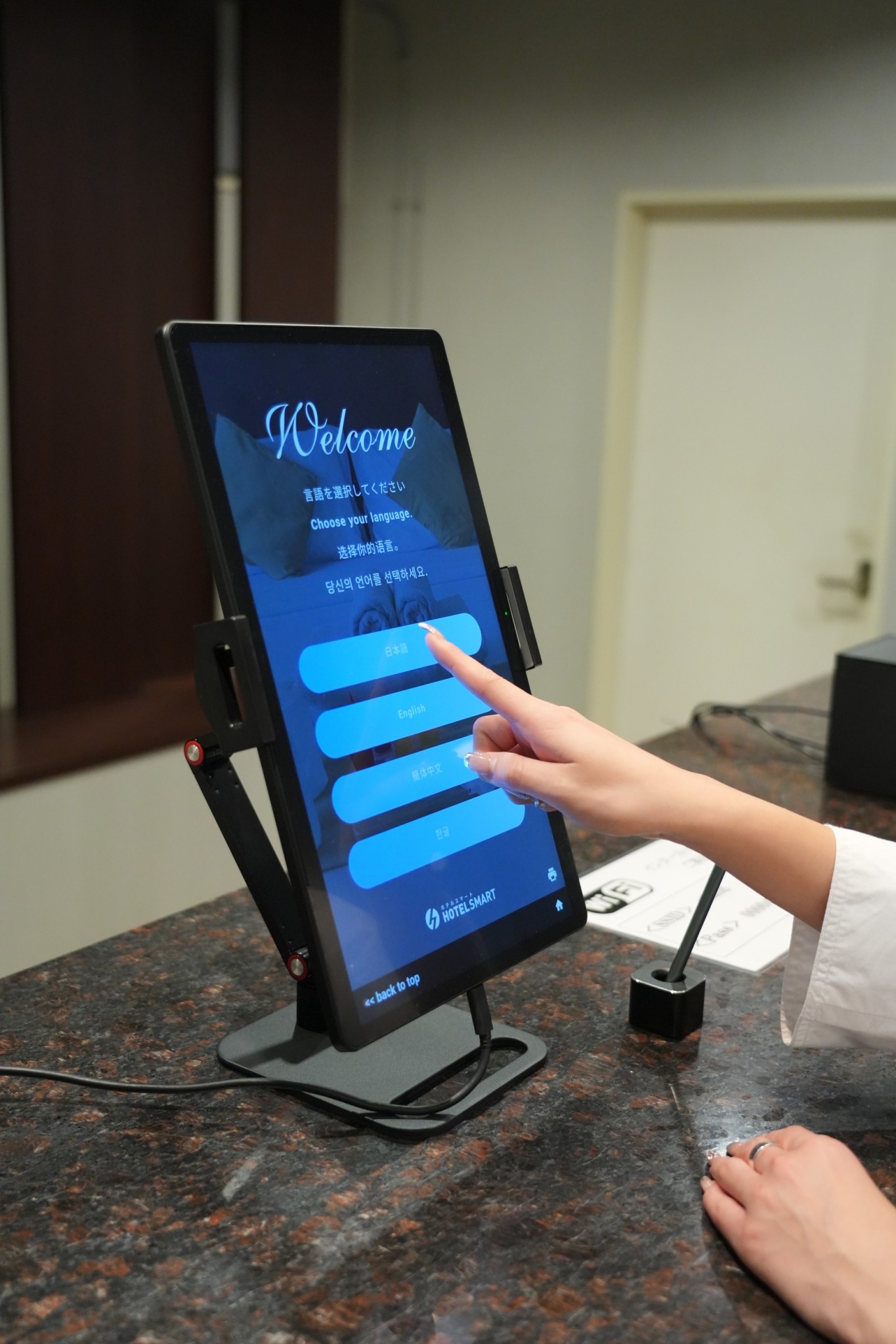 ホテルフロントにあるチェックインタブレットでお手続きいただけます