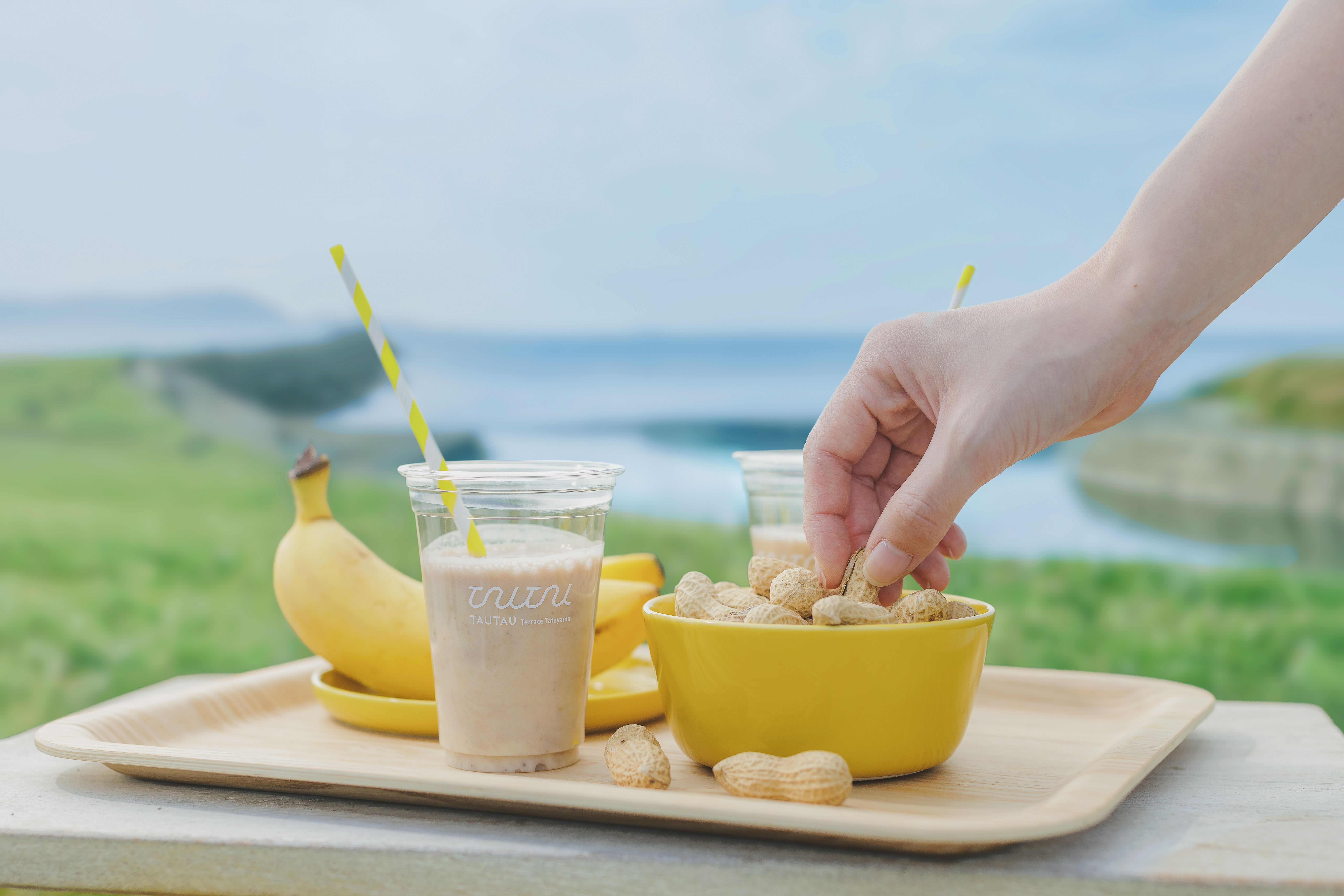 海辺のテラスや客室でも、ゆったりとフリードリンク＆スナックを