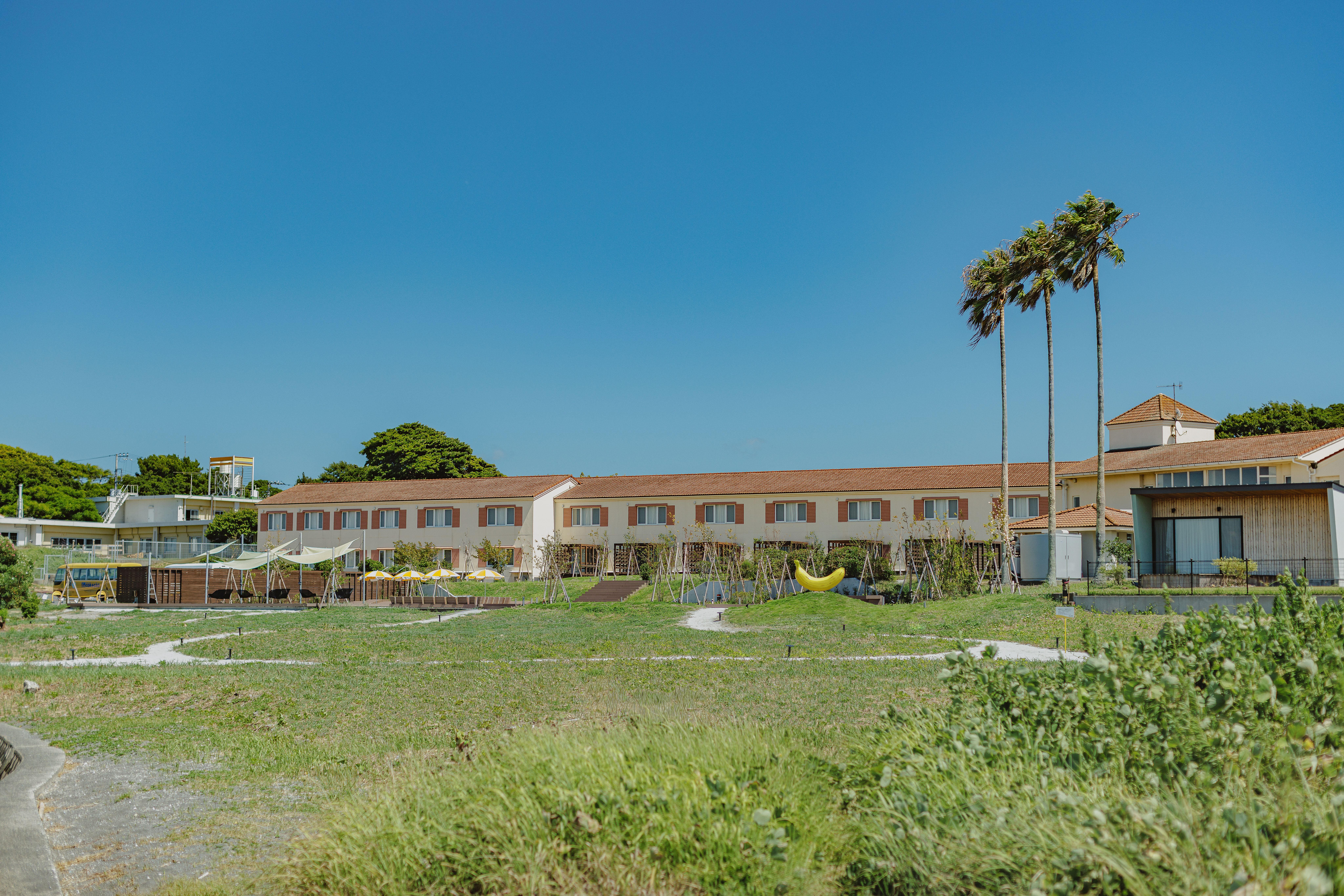 広い芝生を抜けて、海に続く小道へ