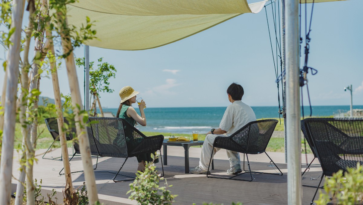 大きな砂場と見守りベンチ、リゾートチェアにゆったりと腰かけて。