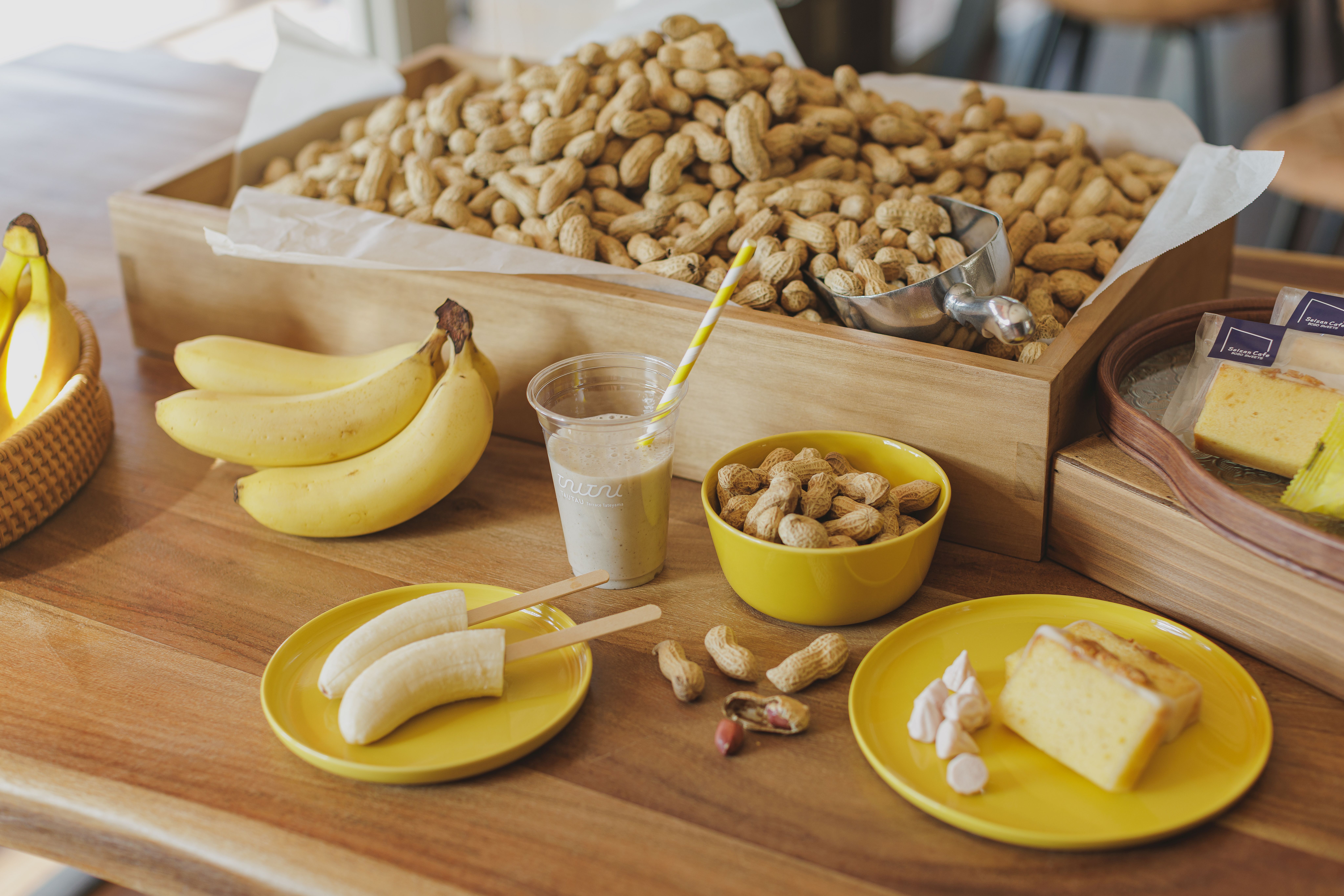 ホテルのシンボルであるバナナやパティシエの作ったデザートや駄菓子まで様々なスナックまで食べ放題