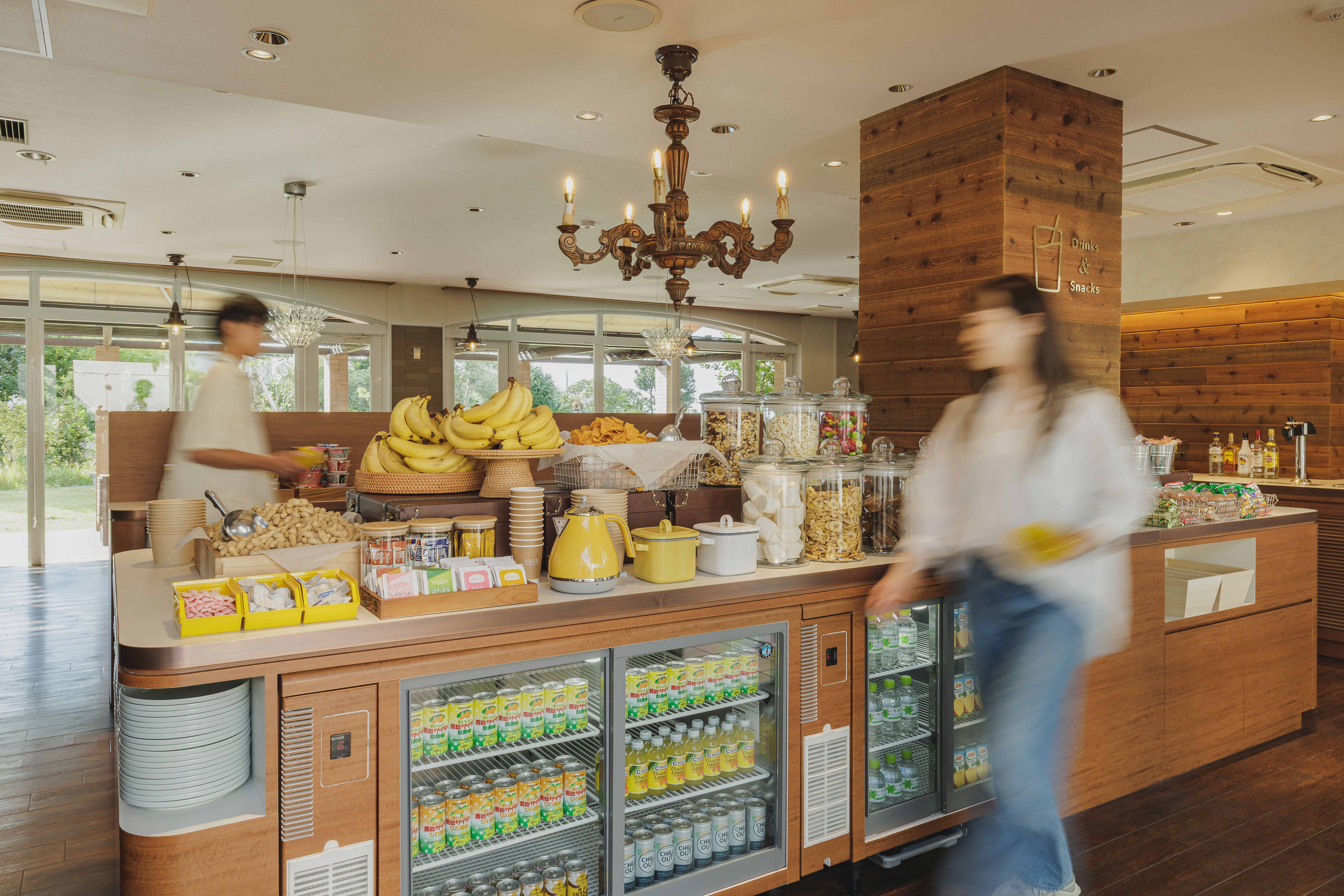 滞在のひとときをもっと自由にするフリードリンク＆スナック。房総半島のラム酒を使ったカクテルやビールなどアルコールもフリー。