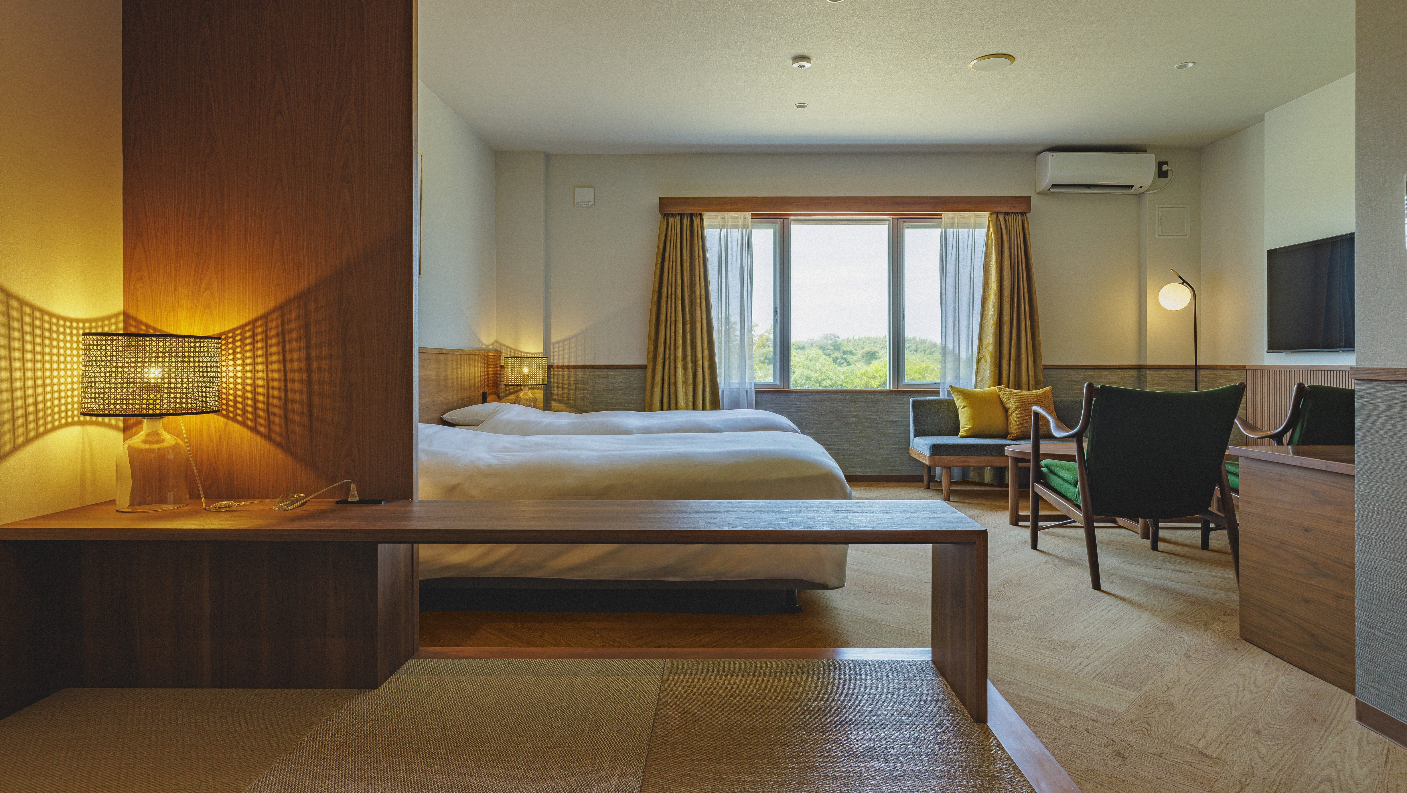 ファミリーやグループ旅行におすすめのお部屋です。畳スペース付き和洋室が使いやすく、ウッド調の落ち着く空間です。 バス・トイレ・洗面台別で、大人数のご宿泊でも快適にお過ごしいただけます。 ※3名さまからは和布団になります