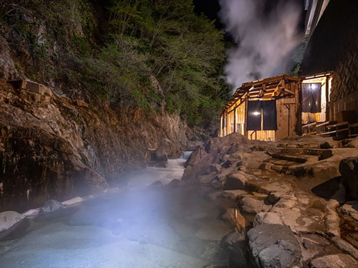 ［露天風呂］奥日光の大自然と渓谷美に囲まれた秘湯『川俣温泉』で静寂と癒しに満ちたひとときを