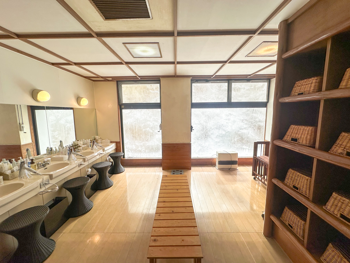 ［脱衣所］アメニティを豊富にご用意しております。