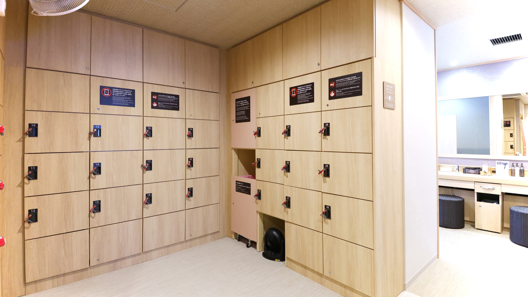◆女性大浴場＜脱衣ロッカー＞
