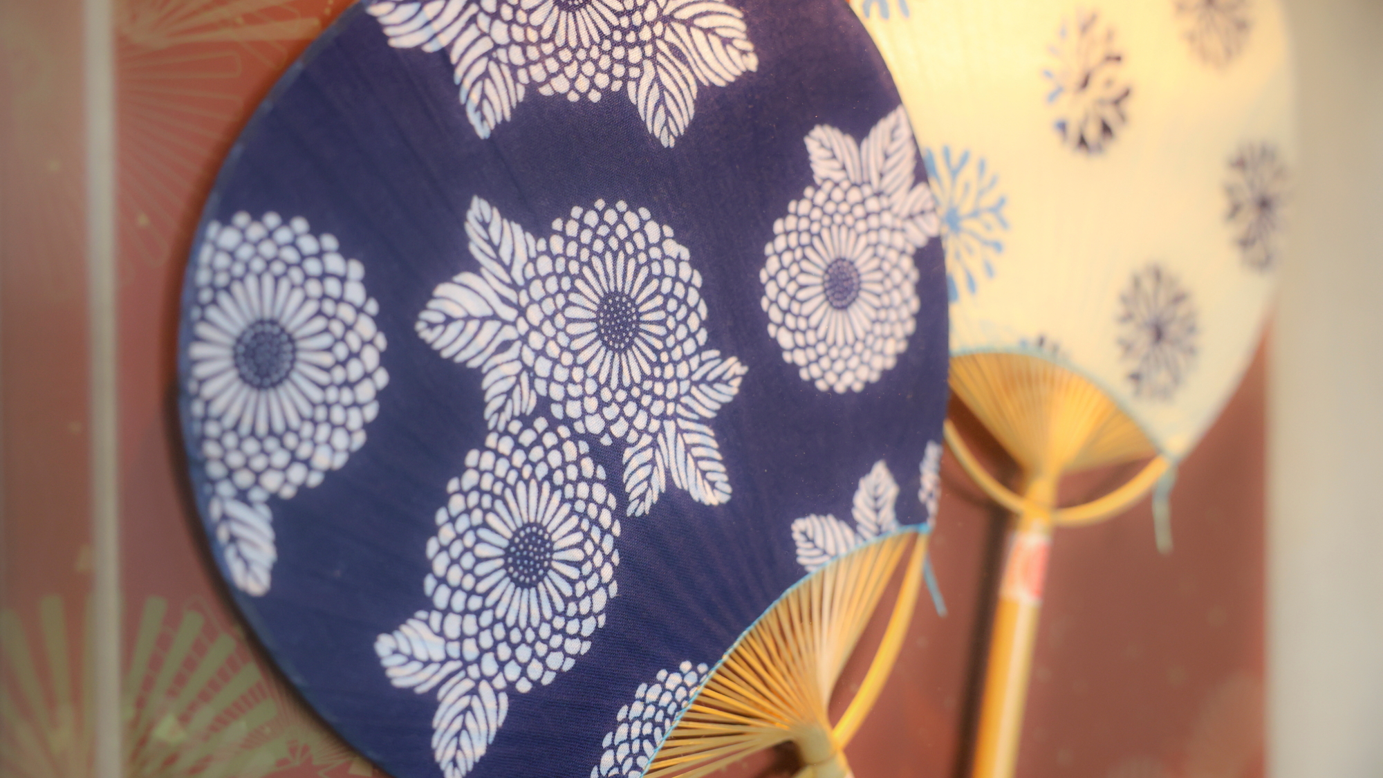 ◆湯上り処　日永うちわを装飾して四日市らしい雰囲気です。