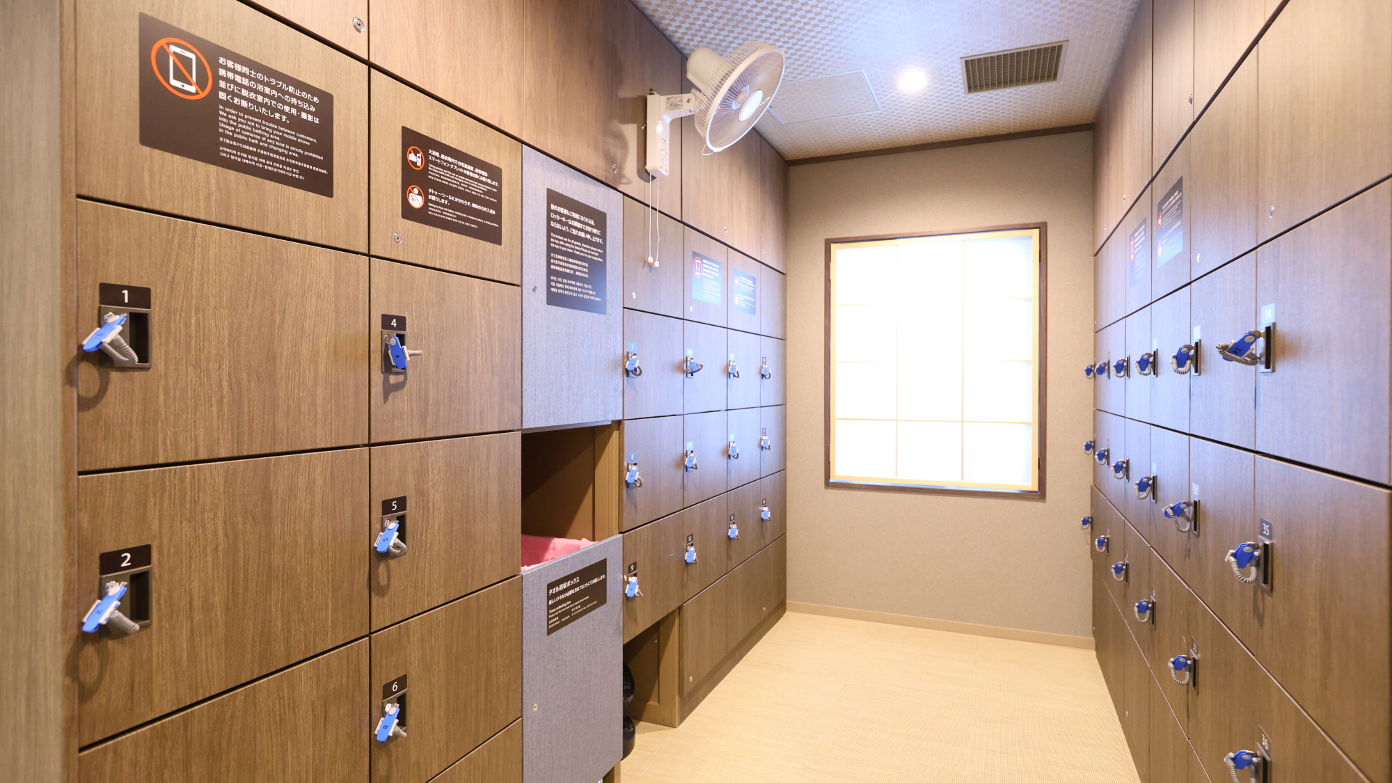 ◆男性大浴場＜脱衣ロッカー＞