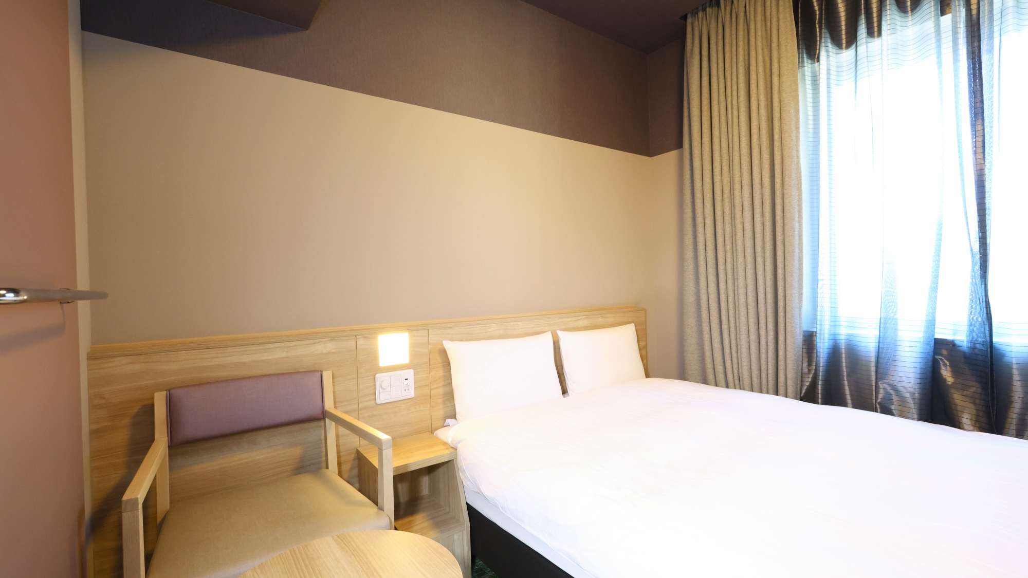 ◆ダブルルーム ◆15.0～16.2平米 ◆140cm&times;195cm&times;1台