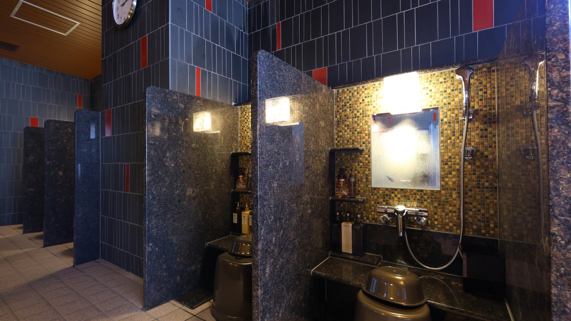 ◆女性大浴場洗い場（カラン：9個）