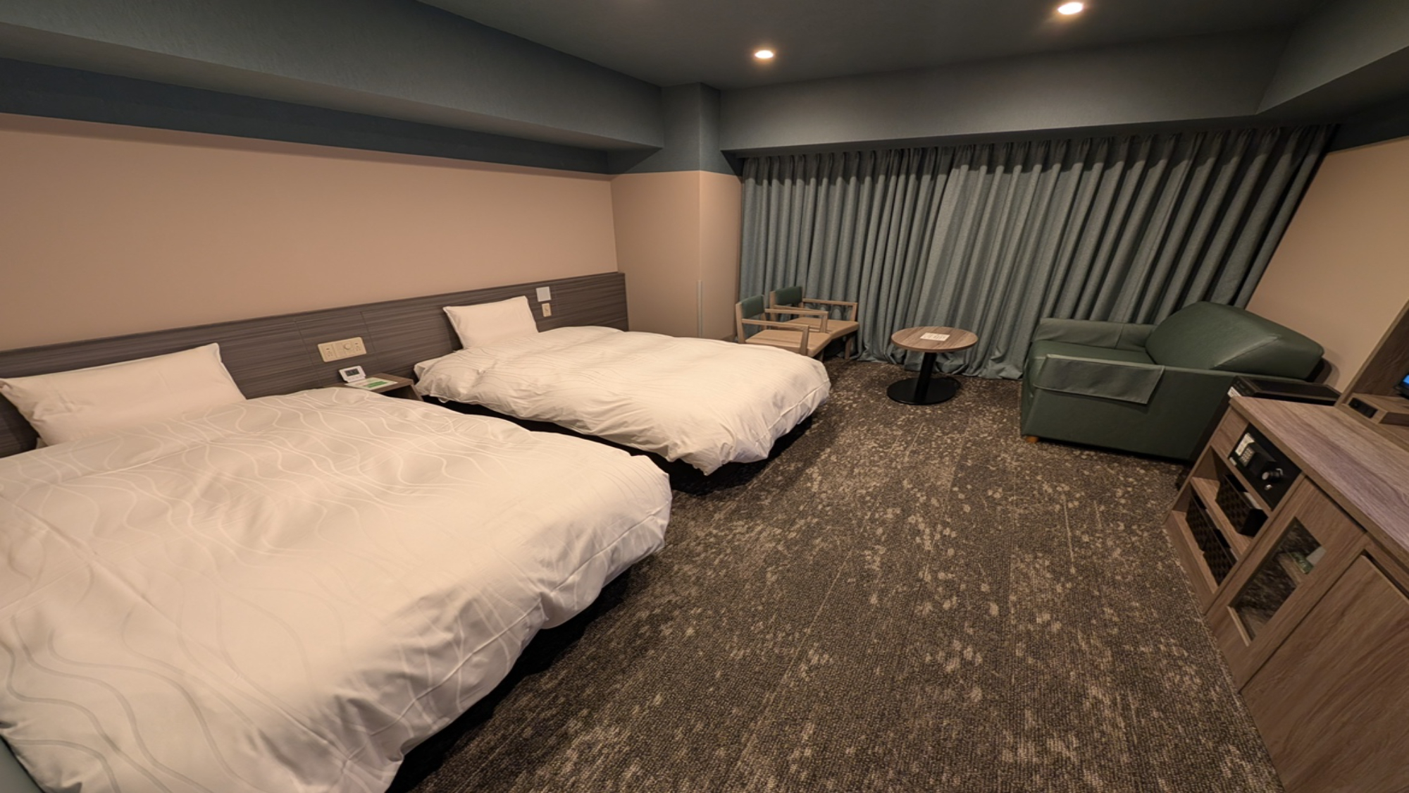 ◆デラックスツイン ◆31.77平米 ◆120cm&times;195cm&times;2台　ソファーベッド&times;1台