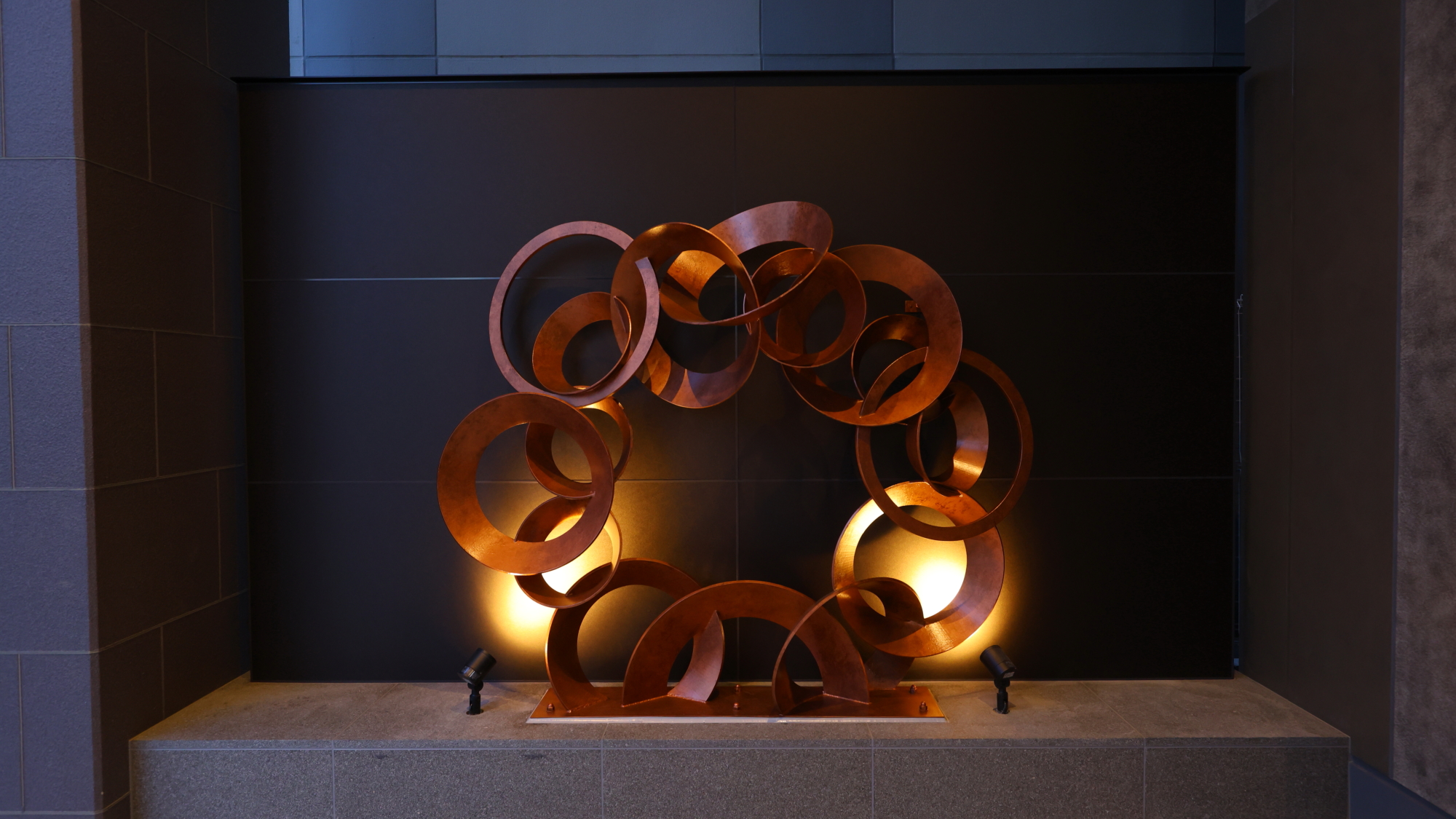 正面エントランス横には四日市をイメージしたオブジェも