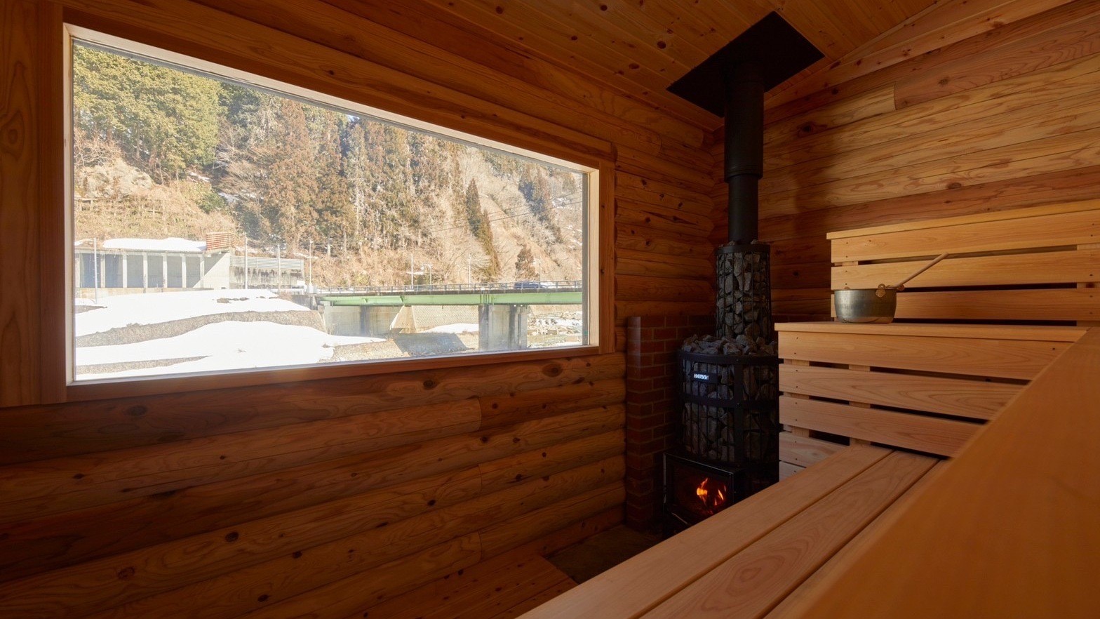 6人用サウナ【Musta】