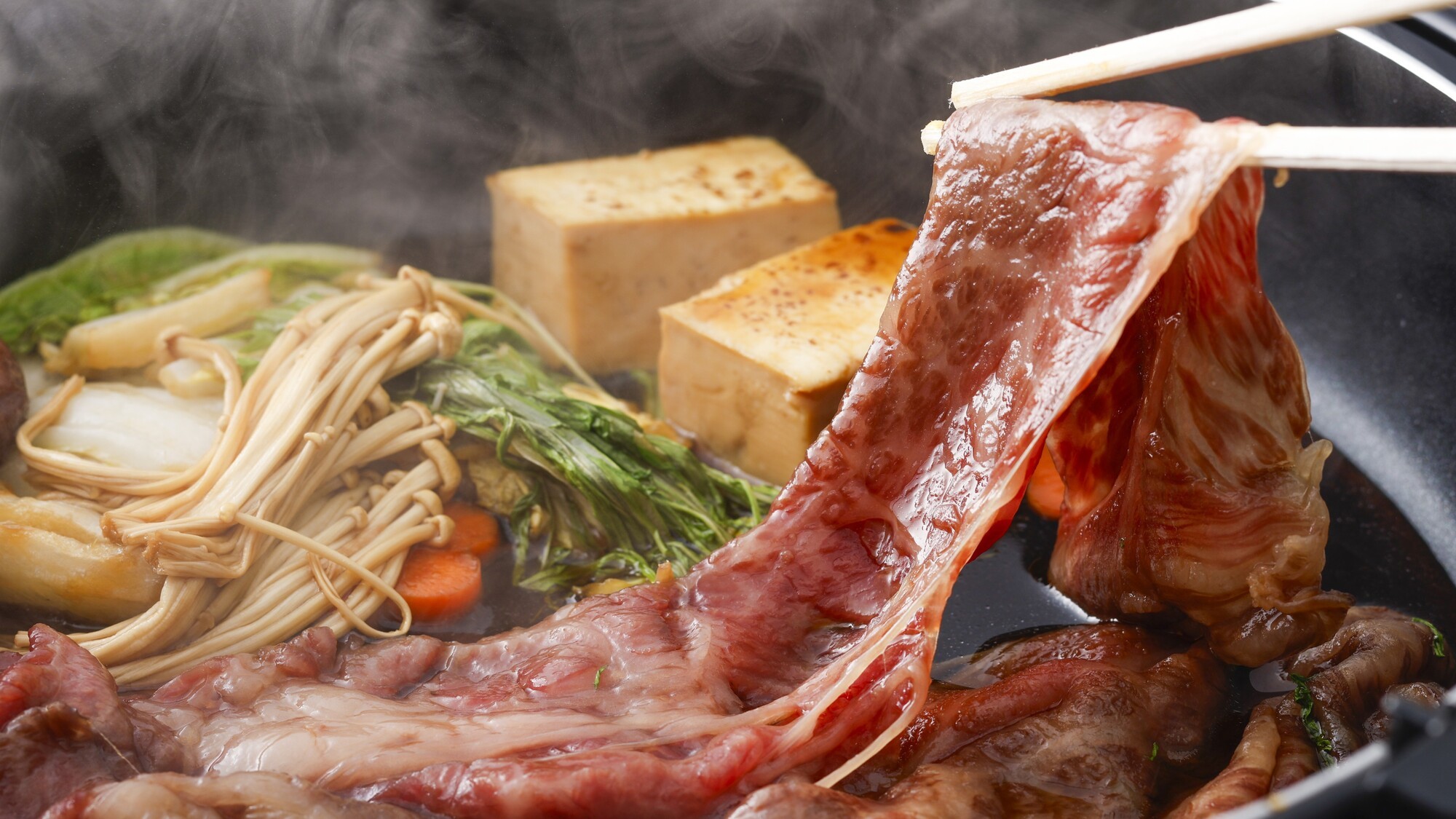 甘辛い割り下が香る 焼肉店オーナーこだわりの焼きすき／例