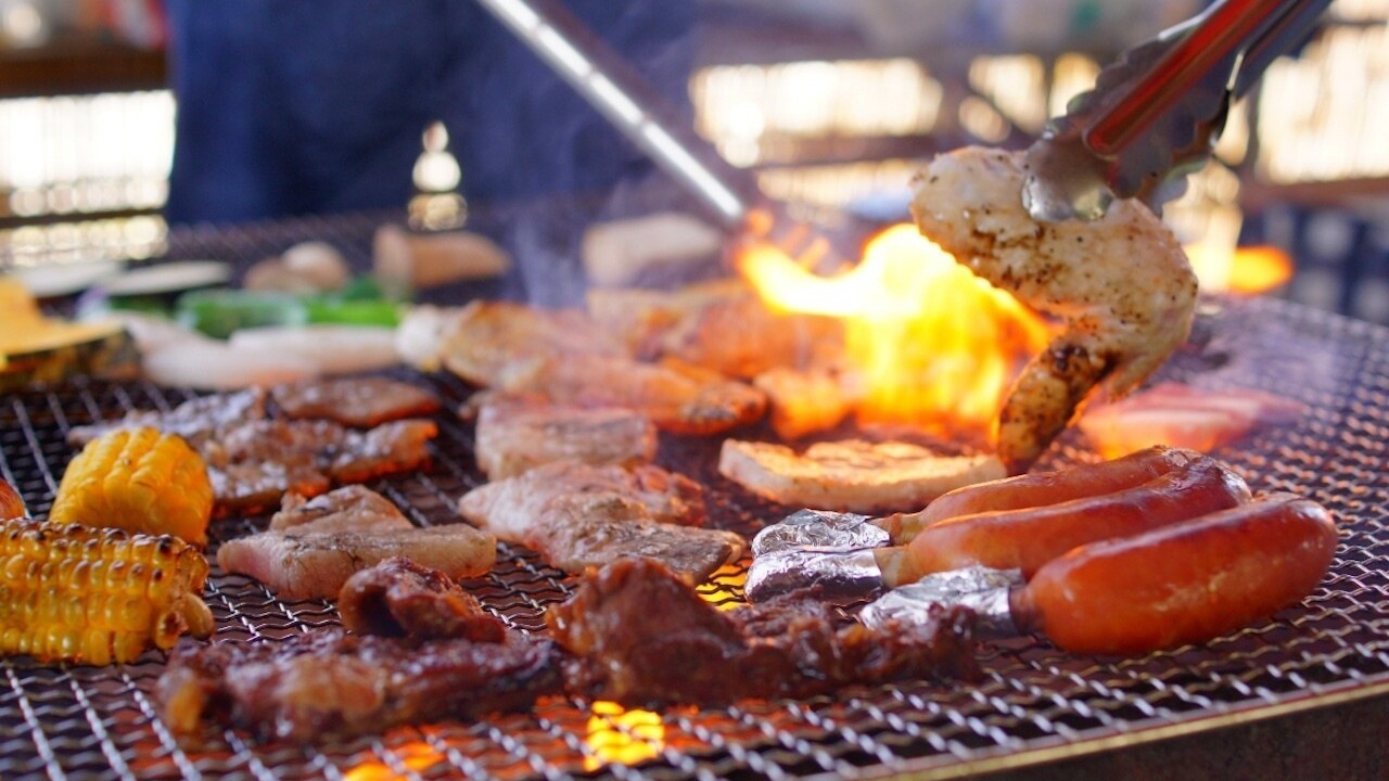 白山の自然を眺めながら味わう絶品BBQ ジューシーな香りに笑顔／例