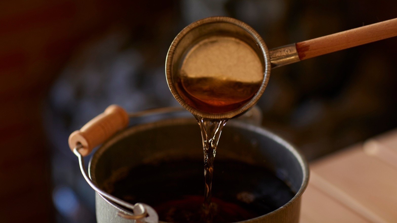 無色透明な千丈温泉の源泉に、加賀棒茶を混ぜた源泉セルフロウリュが香ばしく、ほのかに甘く香る！