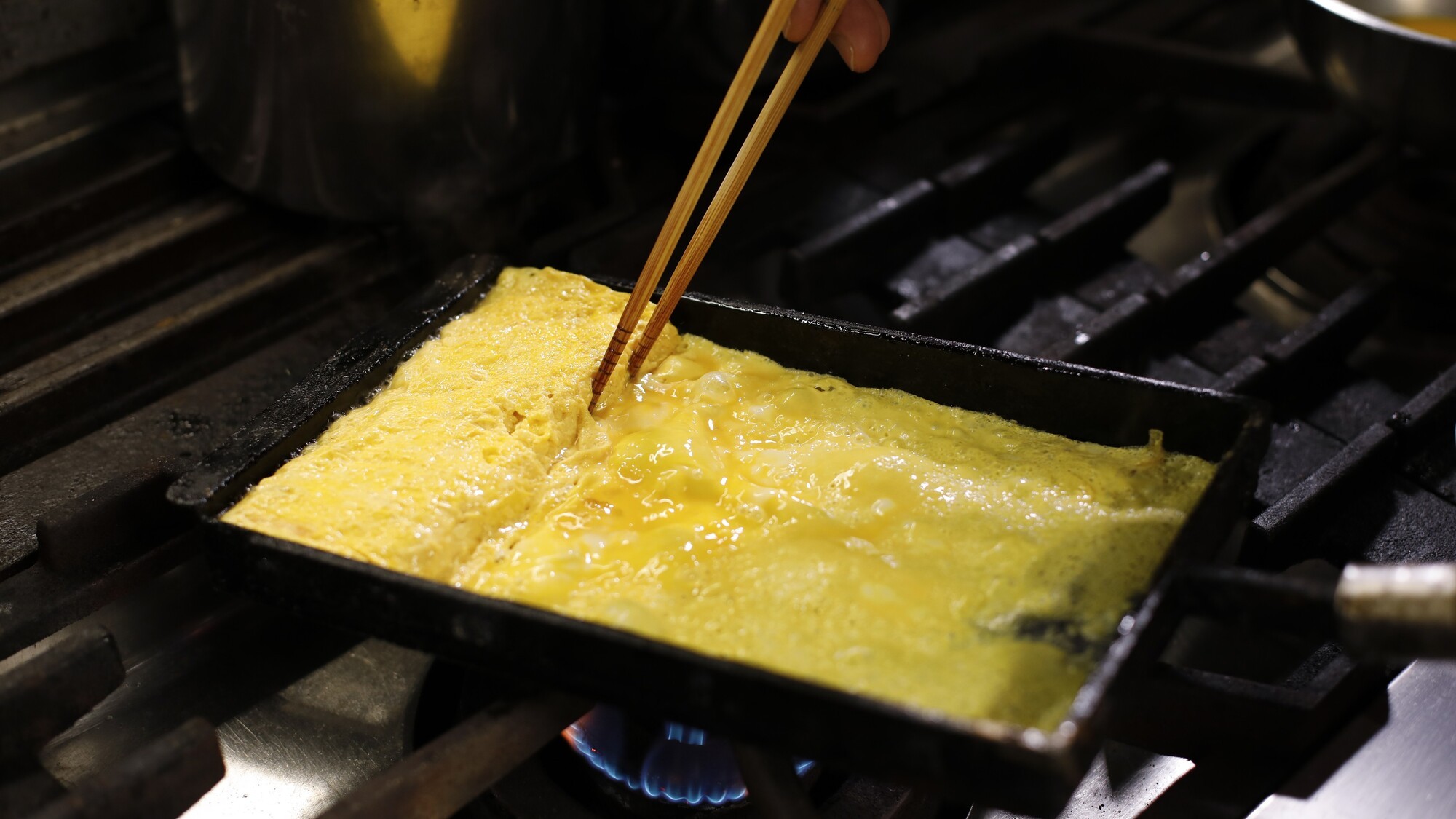 優しい味わいの卵焼きを丁寧に焼き上げる朝のひとこま／例