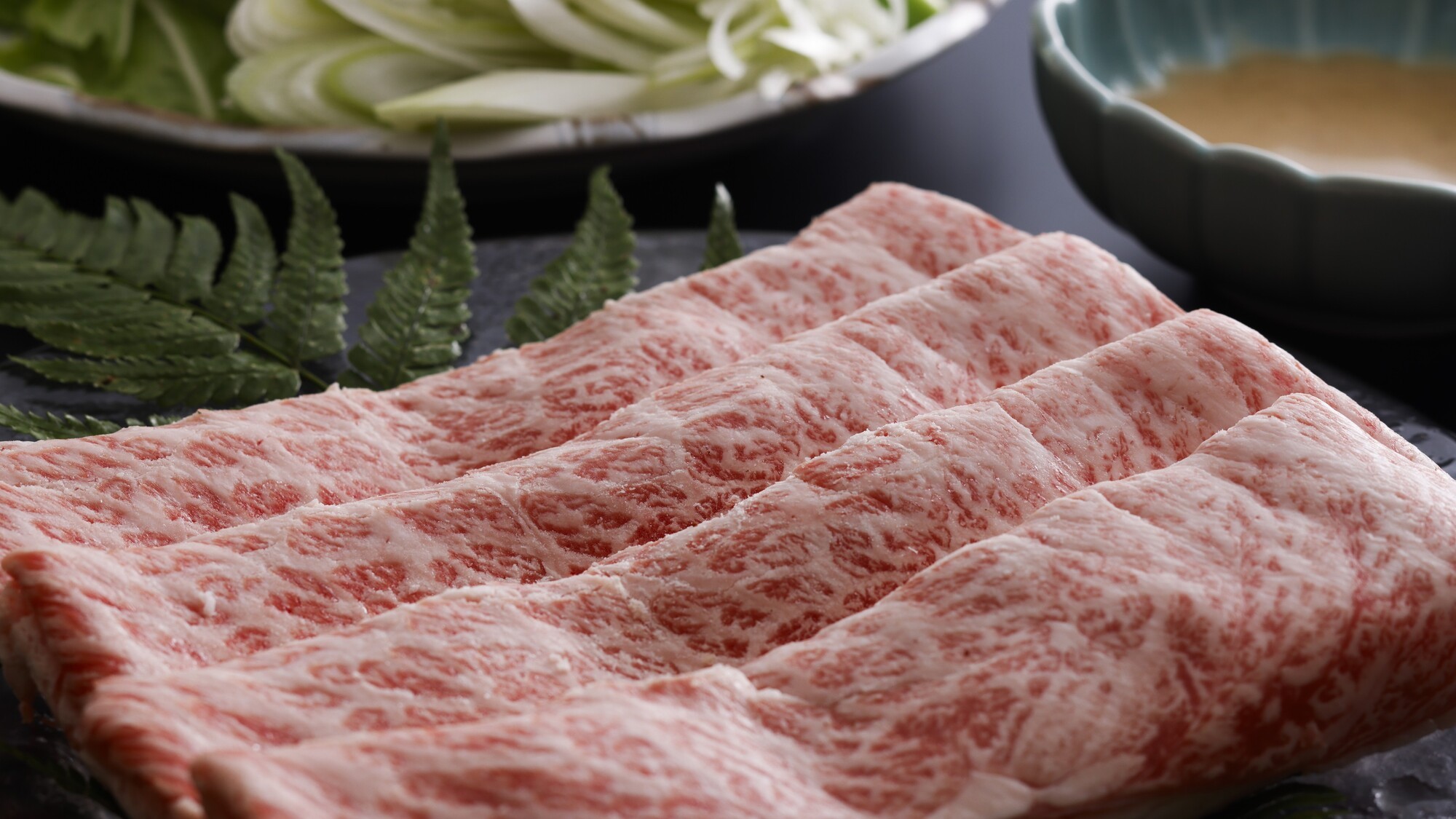 国産和牛の旨味が広がる人気メニューのしゃぶしゃぶ／例