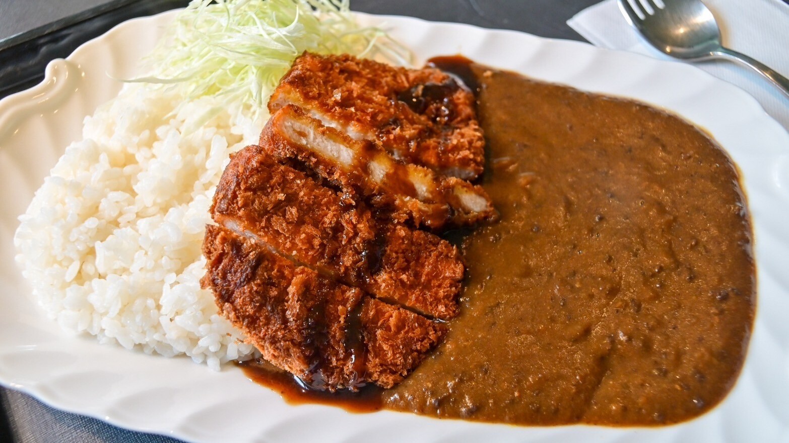 サウナ後のご褒美サ飯 ご当地名物の金沢カレーを満喫／例