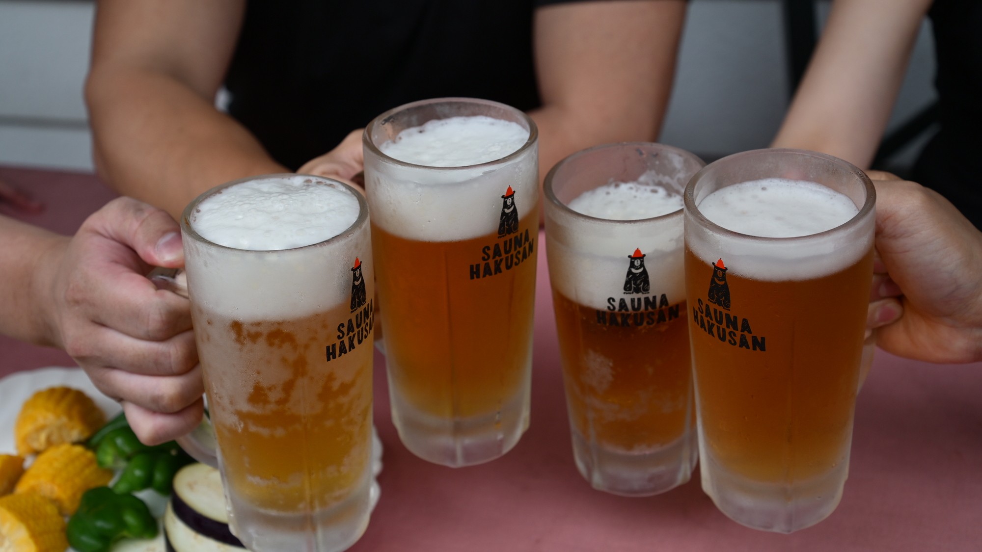 旅の夜はキンキンに冷えた生ビールで乾杯／例