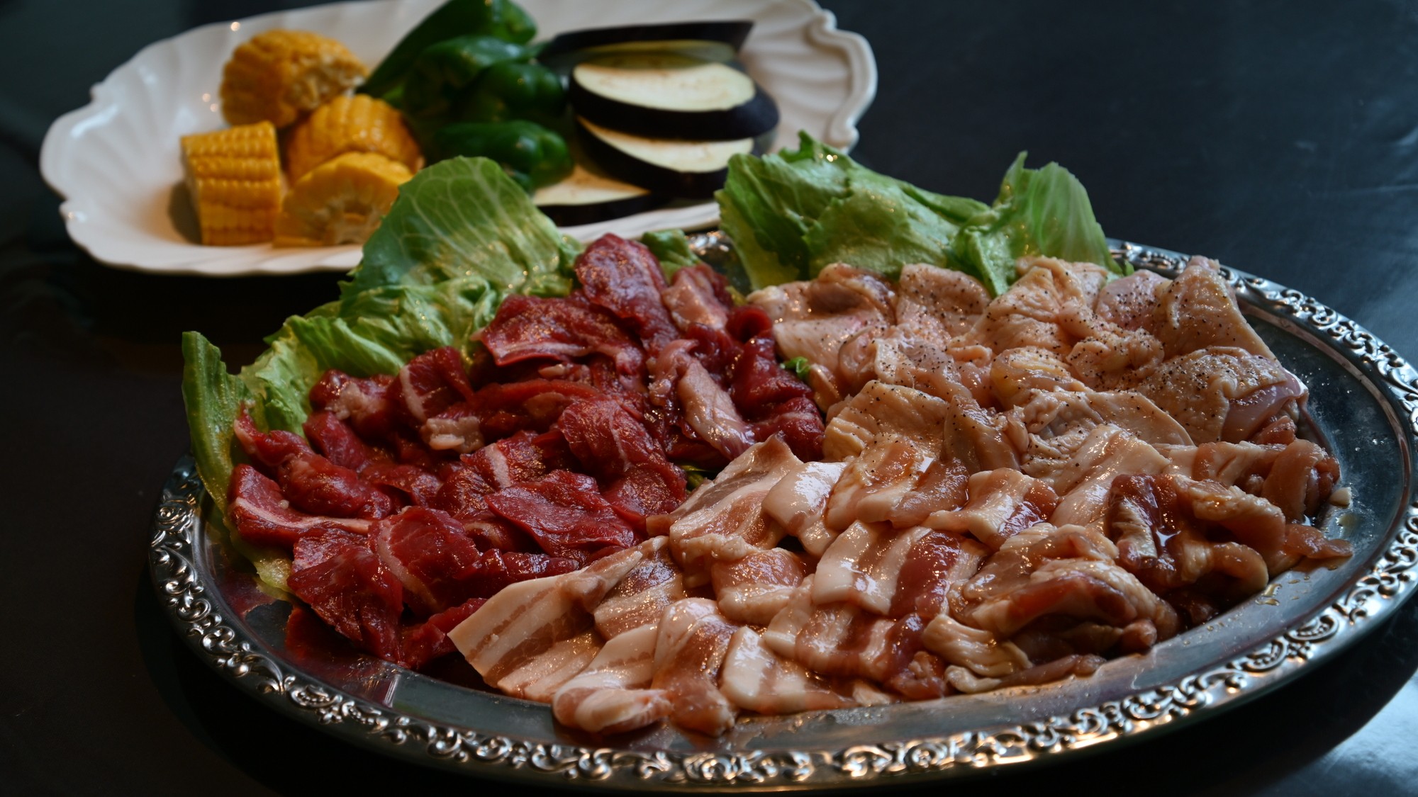 牛カルビ・ハラミ・タン・豚バラ・鶏セセリの６種盛り（仕入れ等の都合により変更になる場合があります。）