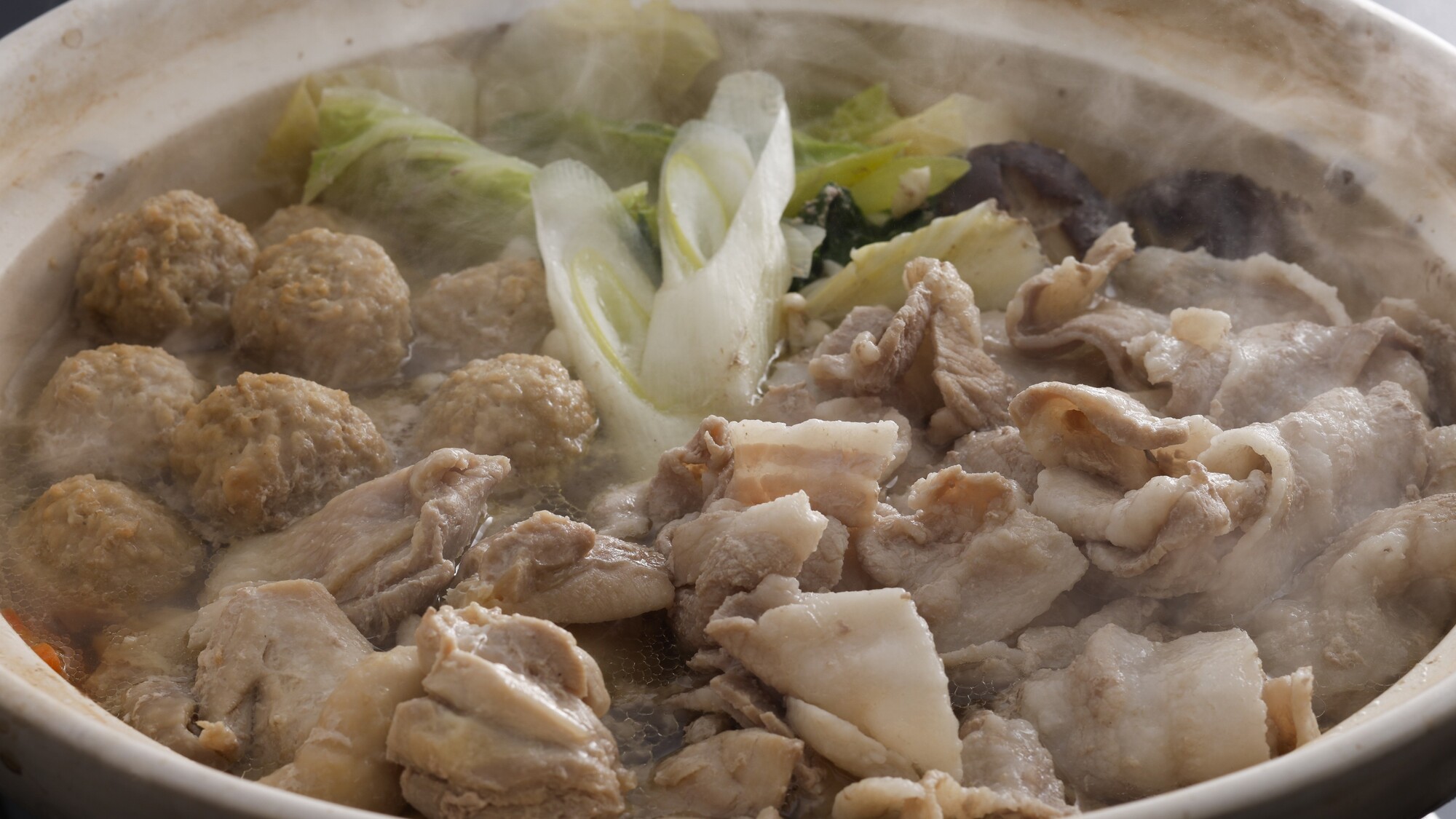 石川県の名物料理 とり野菜みそ鍋で体の芯からぽかぽか／例