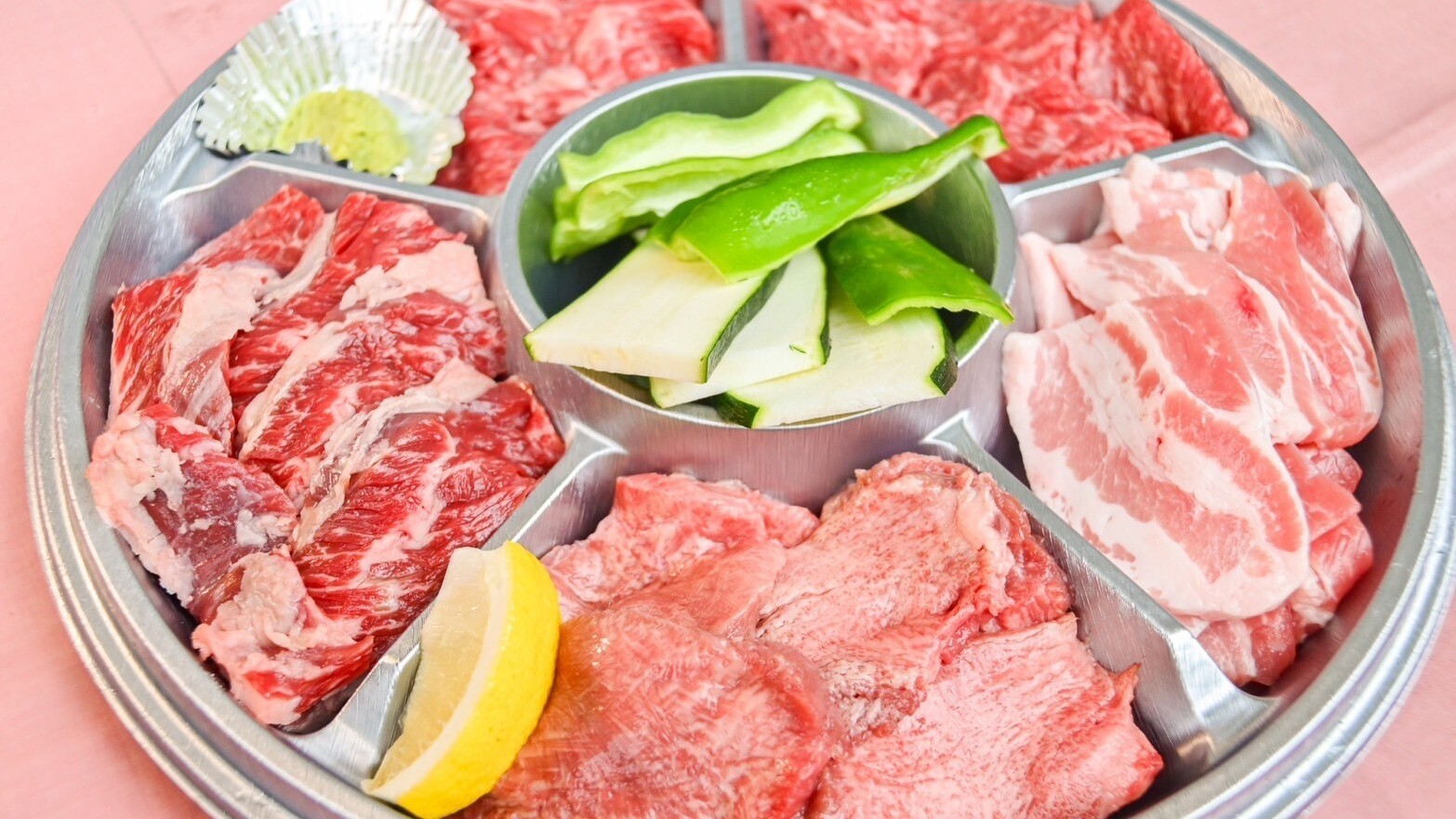 牛カルビ・ハラミ・タン・豚バラ・鶏セセリの６種盛り（仕入れ等の都合により変更になる場合があります。）