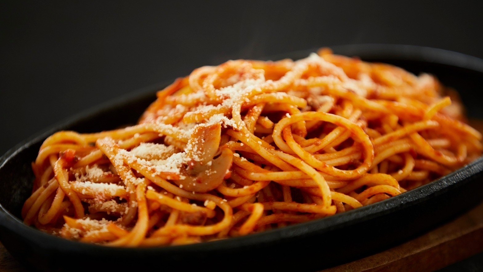 サウナでととのった体にしみる昔ながらのナポリタン／例