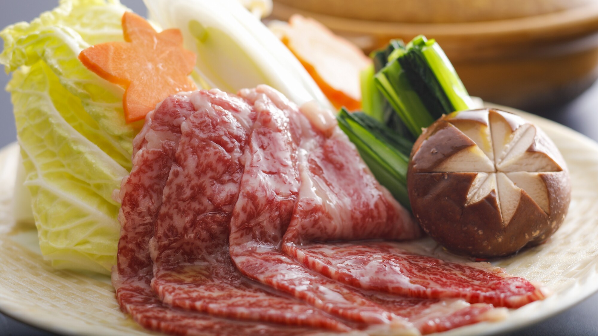 上質な国産和牛を特製出汁で味わう贅沢しゃぶしゃぶ／例