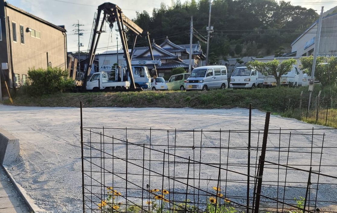 建物横（北側）平面駐車場有（最大４台駐車可能）