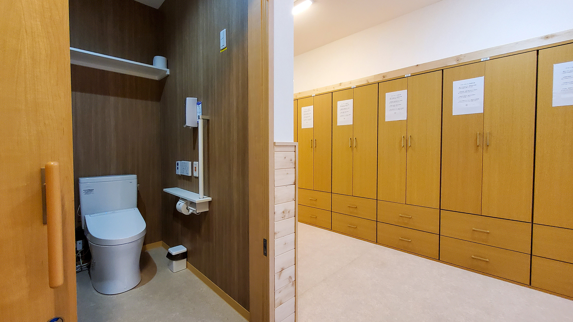 #バリアフリータイプの共用トイレ