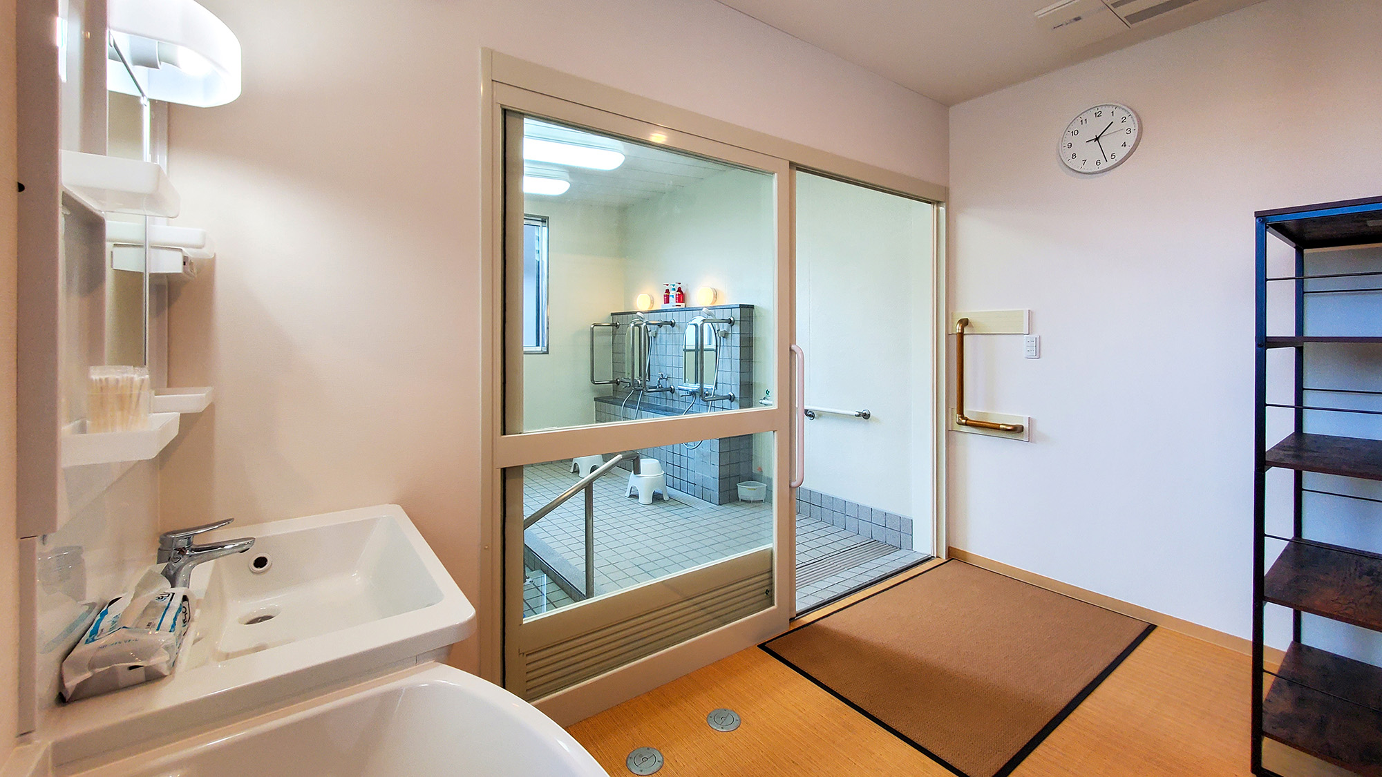 #男性風呂　脱衣＆洗面スペース