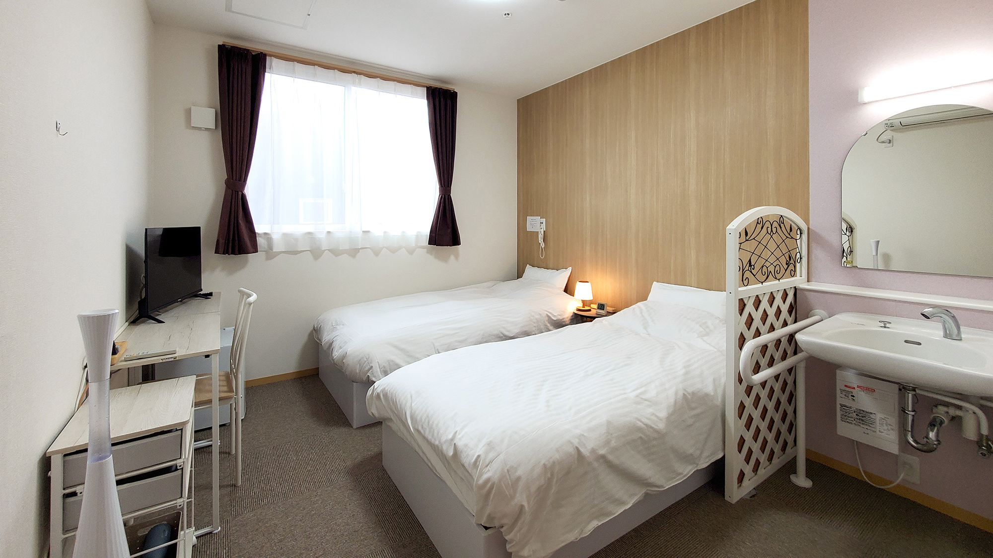 ツインベッドタイプの広々快適なお部屋です