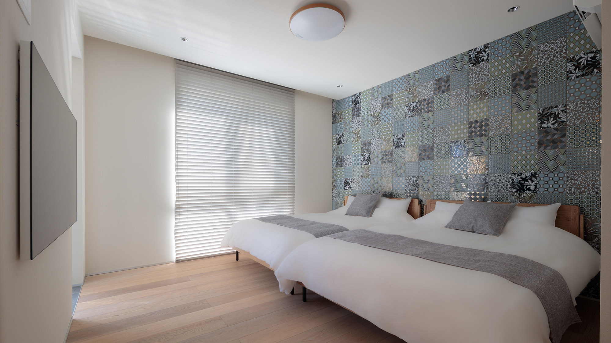 ・【siteB/寝室】広々としたダブルベッドで、一日の疲れを癒して快眠へ